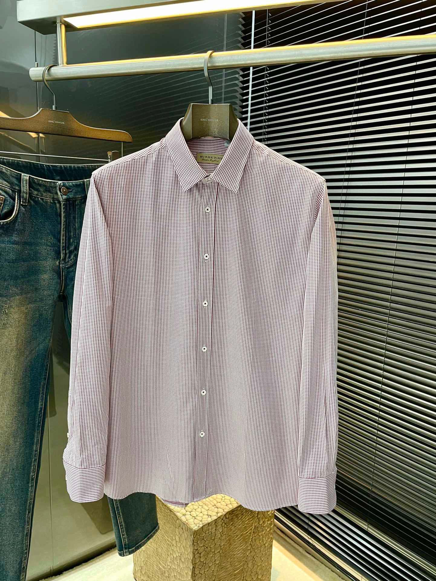 NO:122759,Burberry- (Burberry) Spring 2025 new product. While reinterpreting classic elements, the latest trendy accessories are favored by fashion people. The simple style makes you more personalized, and the special fabrics show an elegant and gentlemanly style. The special cotton shirt fabric presents you with a different hi-tail shirt. It is soft and skin-friendly, with a smooth and delicate touch, straight dress, and a SLIM FIT tailored. It is absolutely crisp and handsome!  It is a slim style. It is a good choice for versatile daily or business occasions. It is high-quality, perfect and handsome in business and casual!  Size 48-56, Burberry, Burberry, Shirts, Alexander wang19860909Burberry-（巴宝莉） 2025春季新品 重新诠释经典元素的同时,最新潮流配饰 时尚人士的青睐 简约的风格令您更具个性,特殊面料展现典雅绅士风范.特殊棉衬衫面料为你呈现不一样的高定衬衣 绵软亲肤,手感柔滑细腻,穿着笔挺,剪裁属于SLIM FIT 绝对挺括帅气的版型！属于修身款式 百搭日常或者商务场合都是很好的选择,高品质的,商务休闲完美帅气驾驭！尺码48-56,,burberry,burberry,shirts,alexander wang,Men's clothing