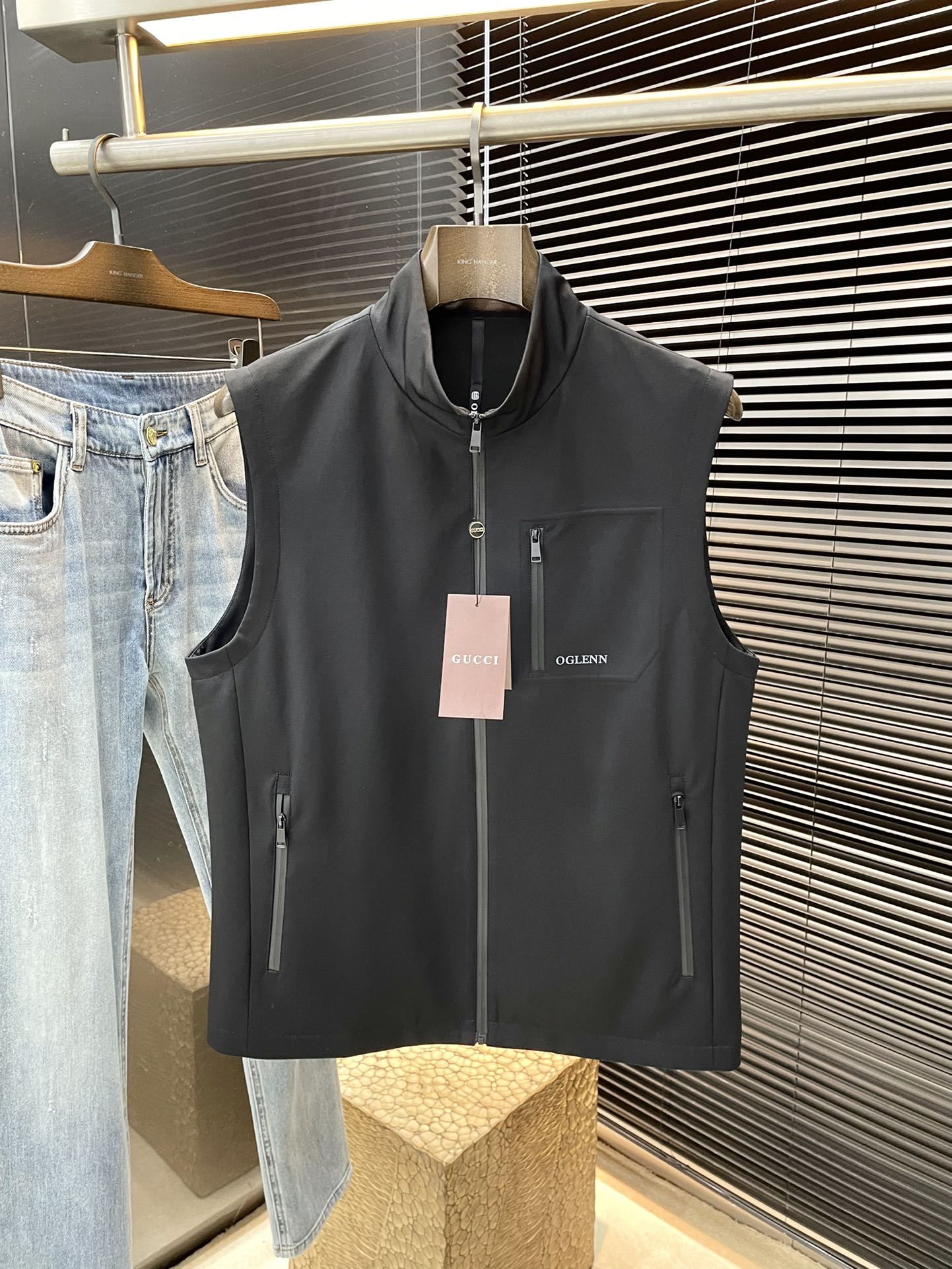 NO:122761,Gucci (Gucci) Spring 2025 New Products, Foreign Trade Company Orders, Simple Style and Fashion Vests, Imported Original High-quality Mulberry Silk Laiser Fabric, The dip and luster are definitely refreshing, making it more youthful and energetic, the carmaker's wiring is neat and flat, all hardware accessories are customer-supplied with top-grade accessories, it is obvious that it is high-end fabric. This fabric is woven and there is no outside. There is no picky place. This vest is often worn and has strong practicality. Size M-3XL shipped the next day,,gucci,gucci,alexander wang19860909Gucci（古驰）2025春季新品 外贸公司订单 简约风格时尚马甲 进口原版高品质桑蚕丝莱赛尔面料,垂度和光泽绝对是提气,更显青春活力,车工走线整齐平整,所有五金附料都是客供带顶级配件 一看就是高档的面料 这种面料都是定织的 外面根本就没有 无任何有挑剔的地方 这样的一件马甲属于常备常穿的,实用性很强.尺码M-3XL 隔天出货,,gucci,gucci,alexander wang,Men's clothing