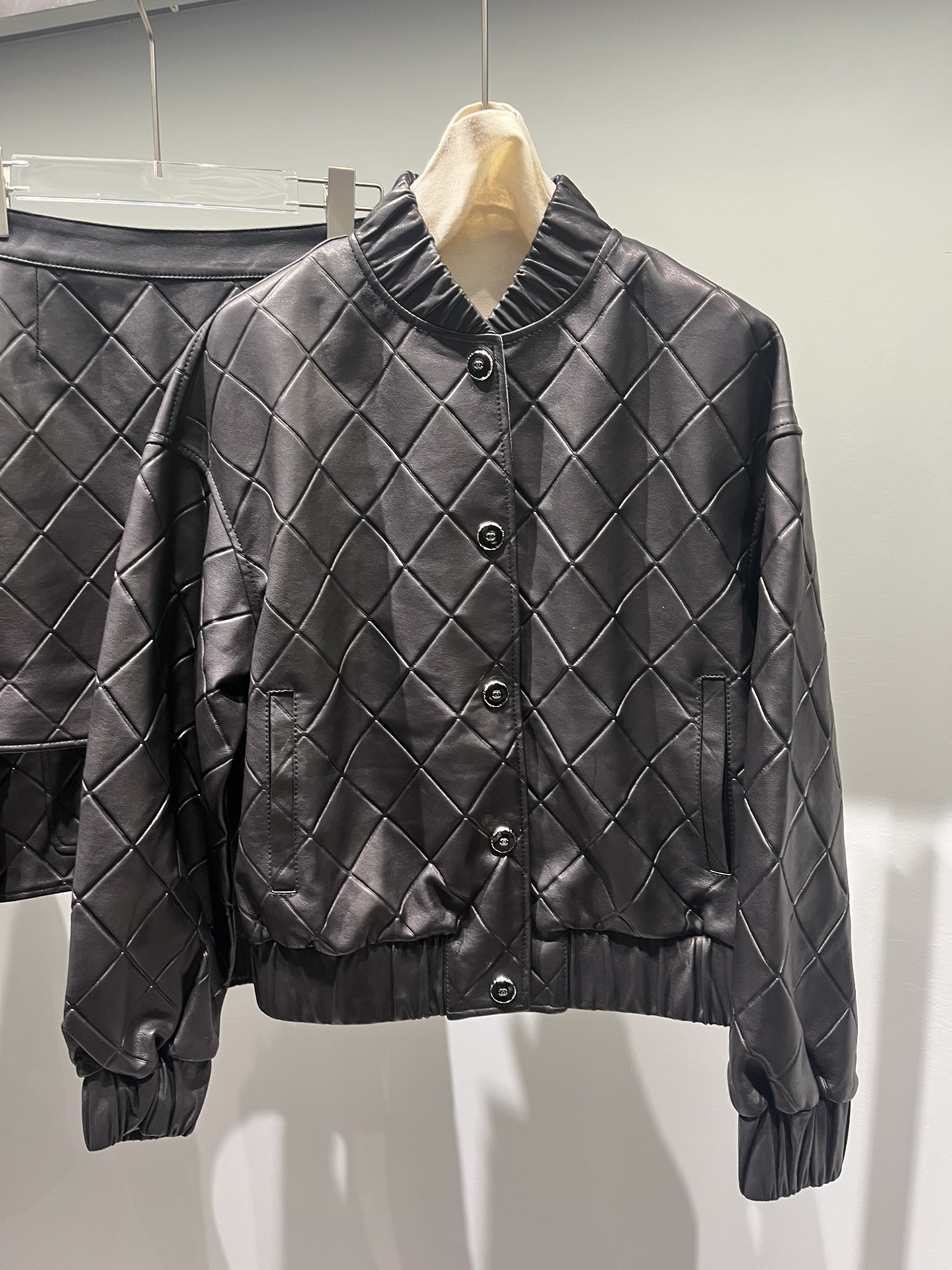 NO:872545,, Chanel sheepskin embossed rhombus jacket, the inner lining is compounded on the leather, very unique design, original buttons, soft and comfortable to the touch, Chanel - clothing, chanel, jackets & coats, sheepskin,19860909,香奈儿羊皮压印菱格外套,内里里衬是复合在皮上,非常独特的设计,原版纽扣,手感软很舒服,香奈儿-服装,chanel,jackets & coats,sheepskin,,Women's clothing