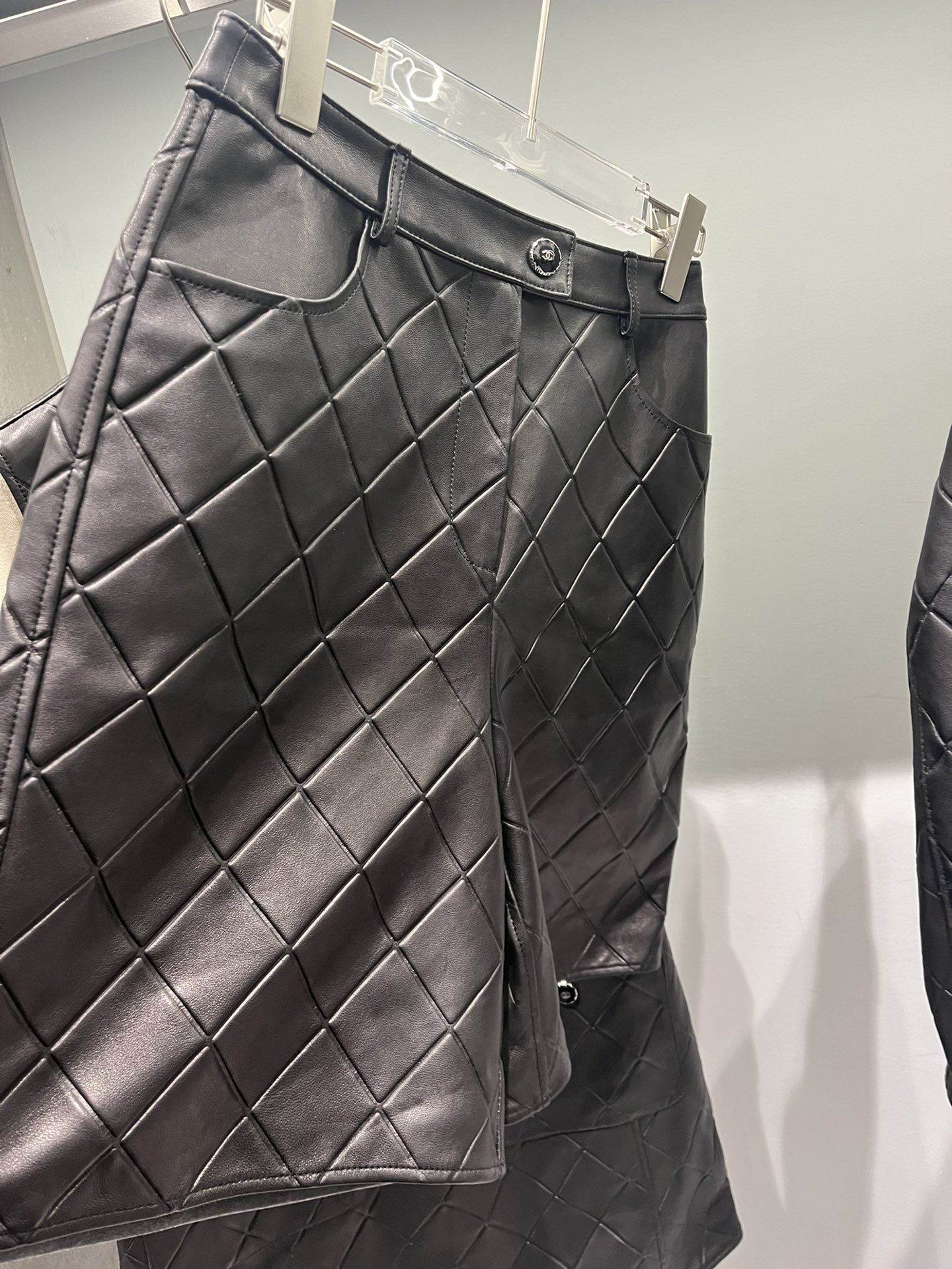 P1794 IS A ONE-SIZE-FITS-ALL FEMALE SUIT, PACKED WITH SHORTS. - 图片 3