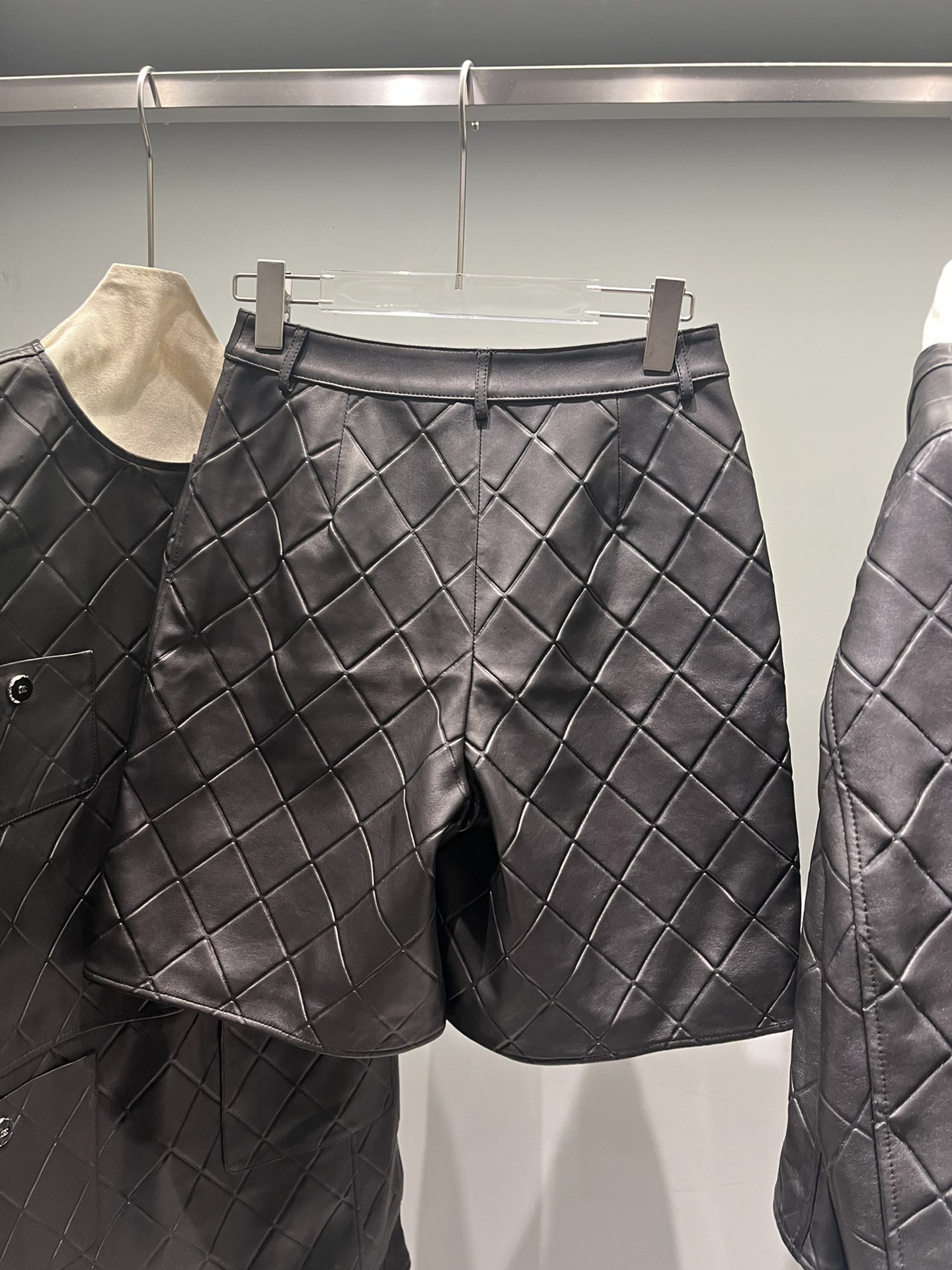 P1794 IS A ONE-SIZE-FITS-ALL FEMALE SUIT, PACKED WITH SHORTS. - 图片 8