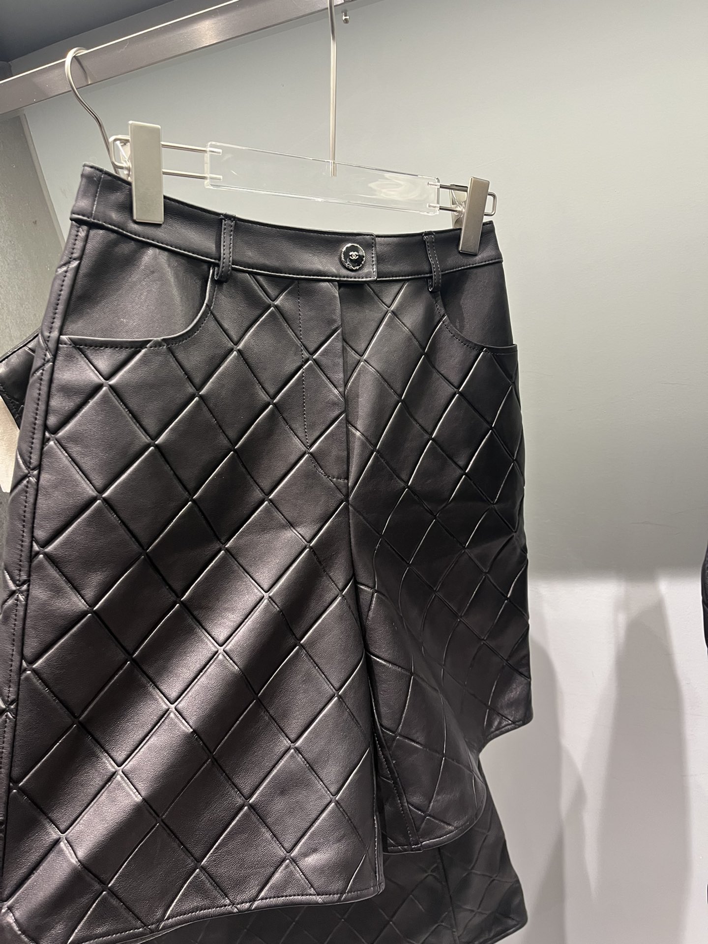 P1794 IS A ONE-SIZE-FITS-ALL FEMALE SUIT, PACKED WITH SHORTS. - 图片 7
