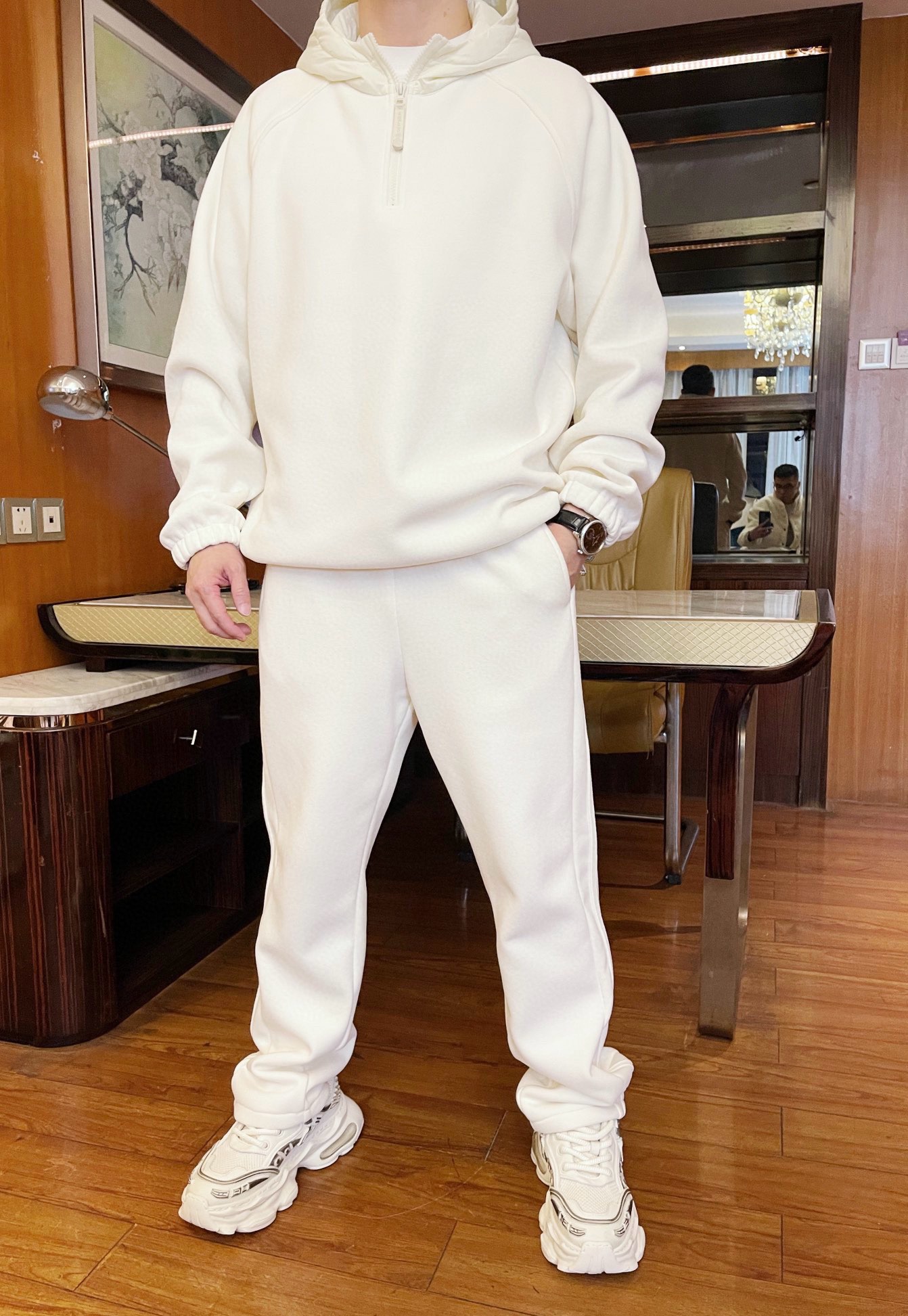 NO:122537,Lp-2025 counter hot hooded set shipped. Selected imported composite material outer layer is 70 cotton 30 polyester fiber (1. Good moisture absorption and breathability, 2. Good skin feel, 3. Durability and stability, 4. Quick dryness) The inner layer is 94 polyester fiber 6 spandex (1. Wrinkle resistance and shape compliance, 2. Strength and durability, 3. Breathability and moisture absorption) simple, generous, soft and comfortable. You are definitely worth having. (The model is 130 catties, weight is 130 catties, wears 48, and is equipped with Hong Kong Lane Crawford gift box packaging), loro piano, hats, alexander wang19860909Lp-2025专柜爆款连帽套装出货 精选进口复合材质外层采用的是70棉30聚酯纤维（1.吸湿透气性好、2.皮肤触感好、3. 耐久性和稳定性、4.快干性）里层采用的是94聚酯纤维6氨纶（1.抗皱性和保形性、2.强度和耐用性、3.透气性和吸湿性）简约大方 柔软舒适 您绝对值得拥有.（模特身高130斤体重130斤穿48、配香港连卡佛礼盒包装）,,loro piana,hats,alexander wang,Men's clothing