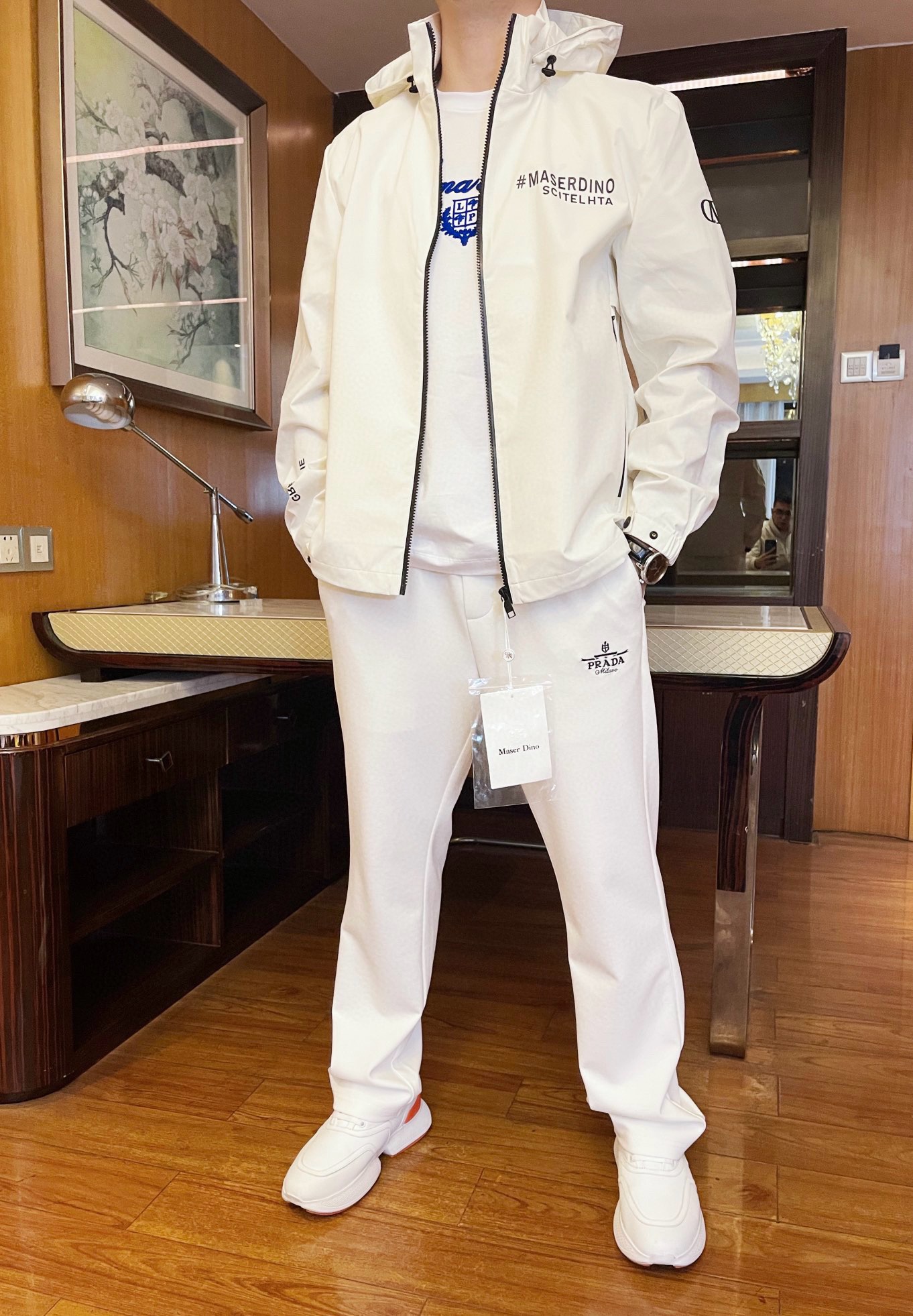 NO:122522,DINO奢品-2025专柜最新爆款连帽外套出货 欧美专柜同步发售！  Selected custom fabrics imported from Italy with the latest designs, the logo on the single-sided sleeves and custom zippers are quite charming. You must not miss it. Number of codes: 48-56 (model 173/130 wears 48, with Hong Kong Lane Crawford gift box packaging), Jackets & coats, hats, alexander wang19860909DINO奢品-2025专柜最新爆款连帽外套出货 欧美专柜同步发售！精选意大利进口定制面料搭配最新的设计 ,单边袖子上标志和定制拉链相当韵味 您绝对不容错过.码数:48-56（模特173/130穿48、配香港连卡佛礼盒包装）,,jackets & coats,hats,alexander wang,Men's clothing