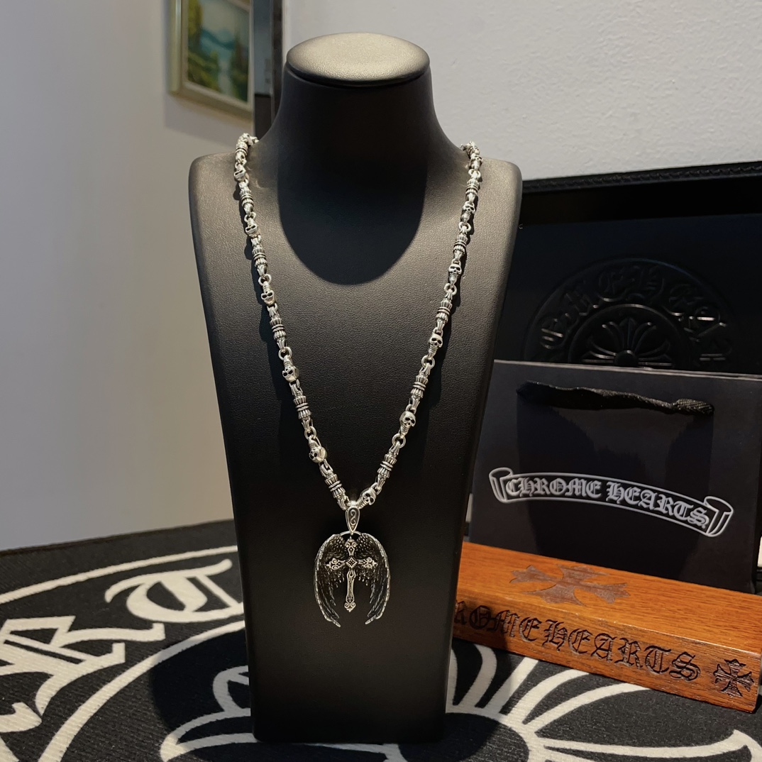 NO:105723,TikTok/Kuaishou/ins/Xiaohongshu/Live Hot, New [Counter Quality] Chrome Hearts Croxin Skull Necklace, Cross wing pendant, Different concave and concave and convex and concave design styles present unique. Cross Scout flowers are Croxin's ambition, so they last longer. Genuine version of Chrome Hearts Croxin, different from the market, the normal light version, the quality of the version, the quality of the printing, the retro old gray oxygen level. Seiko version!  !  !  Pure handmade ~ Authentic model opening must-have fashion and fashion, both men and women can wear it, same style for couples, original official website, rock punk style silver style, retro elements, trendy and versatile!  , jewelry boutique, chrome hearts, chrome hearts, necklace19860909批 抖音/快手/ins/小红书/直播热门 ,新款【专柜品质】Chrome Hearts克罗心骷髅头项链 ,十字架翅膀吊坠,凹凸造型不同的花纹设计风格 呈现出与众不同 十字架 童军花是克罗心的志 所以更经久不衰 正品打版Chrome Hearts克罗心 区别市场普通轻版 对版对标品质 看字印细节 复古做旧灰氧程度.精工版本！！！ 纯手工打造 ～正品开模潮流时尚必备 男女均可佩戴 情侣同款 官网原版 摇滚朋克泰银风格 复古元素 潮流百搭！,饰品精品,chrome hearts,chrome hearts,necklace,Jewelry
