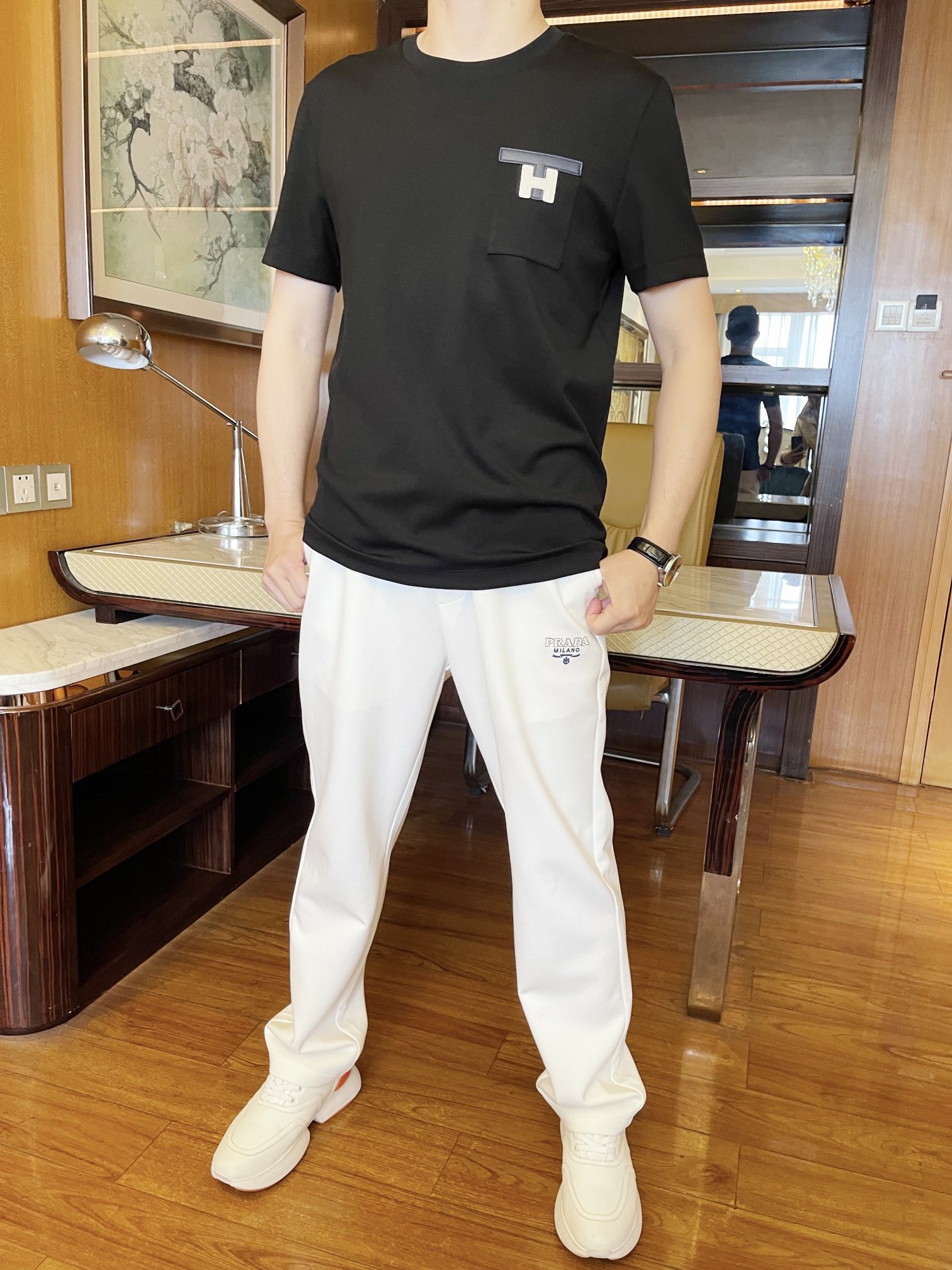 NO:122538,Hermes - the latest hot T-shirts in 2025 counters are shipped, and hot-selling items in European and American counters!  Selected Italian imported recycled fiber fabrics with fashionable designs, the exquisite H logo on the chest highlights the charm You are definitely worthy of having. Number 48-56 (model/130 wear 48, with Hong Kong Lane Crawford gift box packaging), hermes,tees, t-shirt, alexander wang19860909爱马仕-2025专柜最新爆款T恤出货 欧美专柜热销单品！精选意大利进口再生纤维面料搭配时尚的设计,胸前精致的H标志彰显韵味 您绝对值得拥有.码数48-56（模特/130穿48,配香港连卡佛礼盒包装）,,hermes,tees，t-shirt,alexander wang,Men's clothing