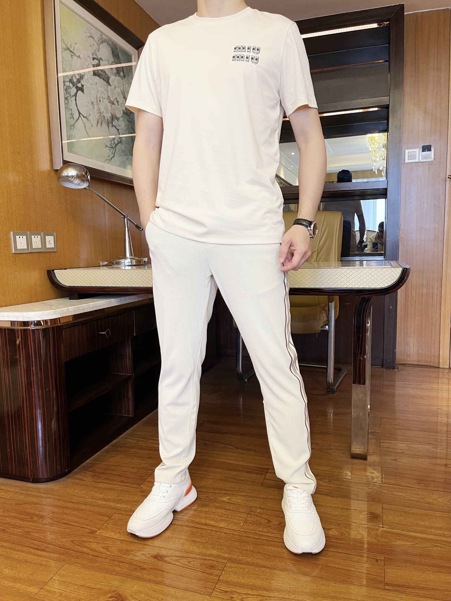 NO:122544,Miumiu-2025 counter latest hot T-shirt shipment, hot-selling items in European and American counters!  Selected Italian imported mercerized cotton fabrics with fashionable designs, exquisite brand logo on the chest to show the charm You are definitely worthy of having. Number 48-56 (model 173/130 wears 48, with Hong Kong Lane Crawford gift box packaging), miumiu,tees, t-shirt,alexander wang19860909Miumiu-2025专柜最新爆款T恤出货 欧美专柜热销单品！精选意大利进口丝光精棉面料搭配时尚的设计,胸前精致的品牌标志彰显韵味 您绝对值得拥有.码数48-56（模特173/130穿48,配香港连卡佛礼盒包装）,,miumiu,tees，t-shirt,alexander wang,Men's clothing