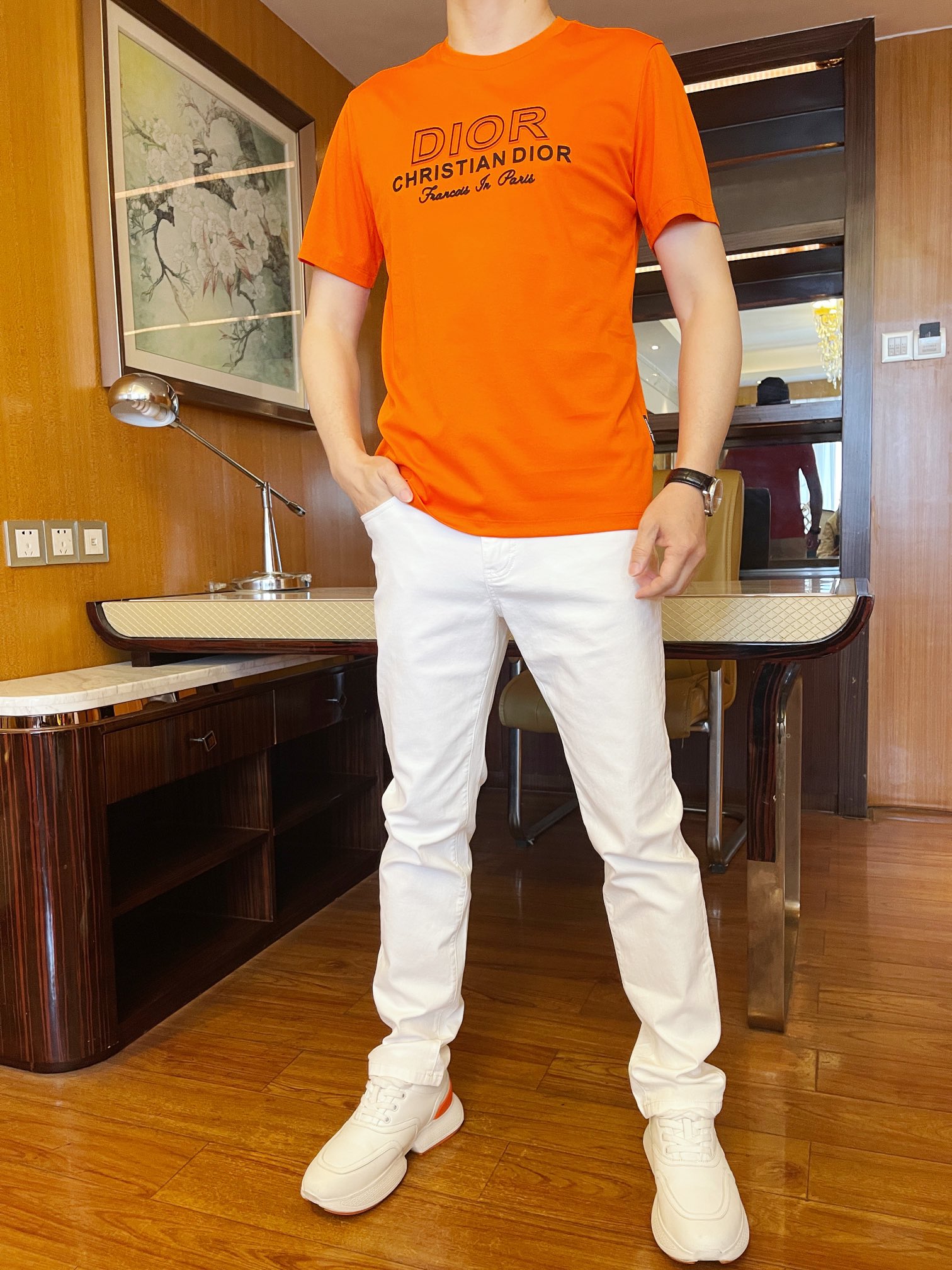 NO:122541,Dior-2025 counter latest hot T-shirt shipment, hot-selling items in European and American counters!  Selected Italian imported mercerized cotton fabrics with fashionable designs, exquisite brand logo on the chest to show the charm You are definitely worthy of having. Number 48-56 (model 173/130 wears 48, with Hong Kong Lane Crawford gift box packaging), dior,tees, t-shirt,alexander wang19860909迪奥-2025专柜最新爆款T恤出货 欧美专柜热销单品！精选意大利进口丝光精棉面料搭配时尚的设计,胸前精致的品牌标志彰显韵味 您绝对值得拥有.码数48-56（模特173/130穿48,配香港连卡佛礼盒包装）,,dior,tees，t-shirt,alexander wang,Men's clothing