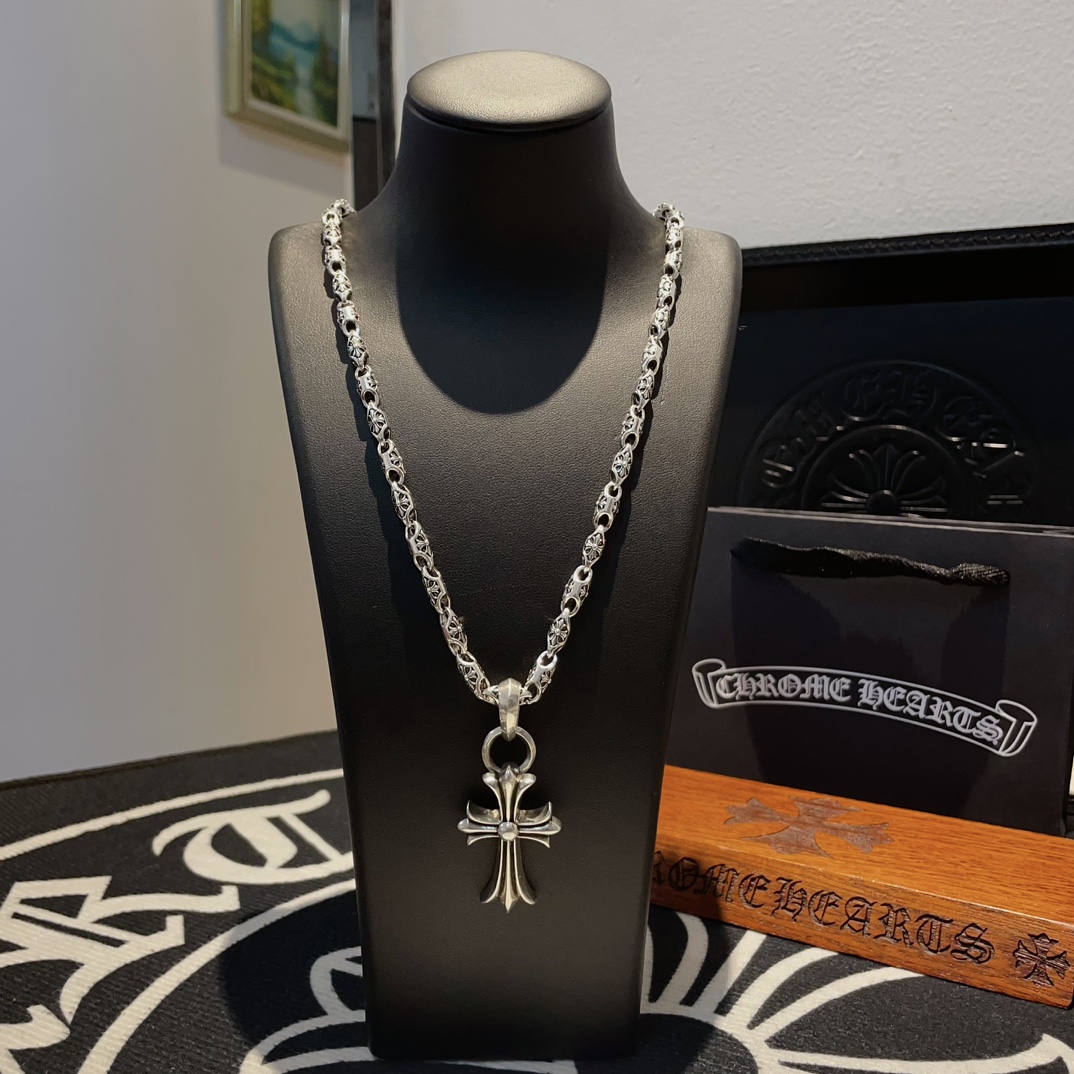 NO:115670,TikTok/Kuaishou/ins/Xiaohongshu/Live Hot, New [Counter Quality] Chrome Hearts Cross Necklace, Cross Pendant, Concave and Convex and Convex Scout Flowers are Croxin's ambition, so they last forever. Genuine version of Chrome Hearts Croxin, different light version of the market, benchmarking quality, looking at the details of the letter printing, retro old gray oxygen level. Seiko version!  !  !  Pure handmade ~ Authentic model opening must-have fashion and fashion, both men and women can wear it, same style for couples, original official website, rock punk style silver style, retro elements, trendy and versatile!  , jewelry boutique, chrome hearts, chrome hearts, necklace19860909批 抖音/快手/ins/小红书/直播热门 ,新款【专柜品质】Chrome Hearts克罗心十字架项链 ,十字架吊坠,凹凸造型不同的花纹设计风格 呈现出与众不同 十字架 童军花是克罗心的志 所以更经久不衰 正品打版Chrome Hearts克罗心 区别市场普通轻版 对版对标品质 看字印细节 复古做旧灰氧程度.精工版本！！！ 纯手工打造 ～正品开模潮流时尚必备 男女均可佩戴 情侣同款 官网原版 摇滚朋克泰银风格 复古元素 潮流百搭！,饰品精品,chrome hearts,chrome hearts,necklace,Jewelry