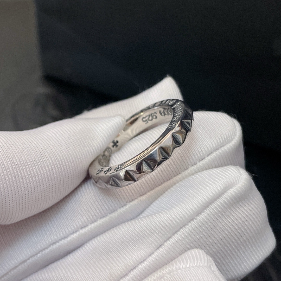 NO:105742,New model [Counter Quality] Chrome Hearts Croxin Classic retro old rings Different concave and concave and convex design styles present uniqueness Cross Scout flowers are Croxin's ambitions, so they last longer. Genuine version of Chrome Hearts Croxin, differentiated from the market ordinary light version, benchmarked on the quality of the version, looked at the details of the letter printing, the degree of ancient old gray oxygen. Seiko version!  !  !  Pure handmade ~ Authentic model opening must-have fashion and fashion, both men and women can wear it, same style for couples, original official website, rock punk style silver style, retro elements, trendy and versatile!  , jewelry boutique, chrome hearts, chrome hearts,ring19860909新款【专柜品质】Chrome Hearts克罗心 经典复古做旧戒指 凹凸造型不同的花纹设计风格 呈现出与众不同 十字架 童军花是克罗心的志 所以更经久不衰 正品打版Chrome Hearts克罗心 区别市场普通轻版 对版对标品质 看字印细节 古做旧灰氧程度.精工版本！！！ 纯手工打造 ～正品开模潮流时尚必备 男女均可佩戴 情侣同款 官网原版 摇滚朋克泰银风格 复古元素 潮流百搭！,饰品精品,chrome hearts,chrome hearts,ring,Jewelry