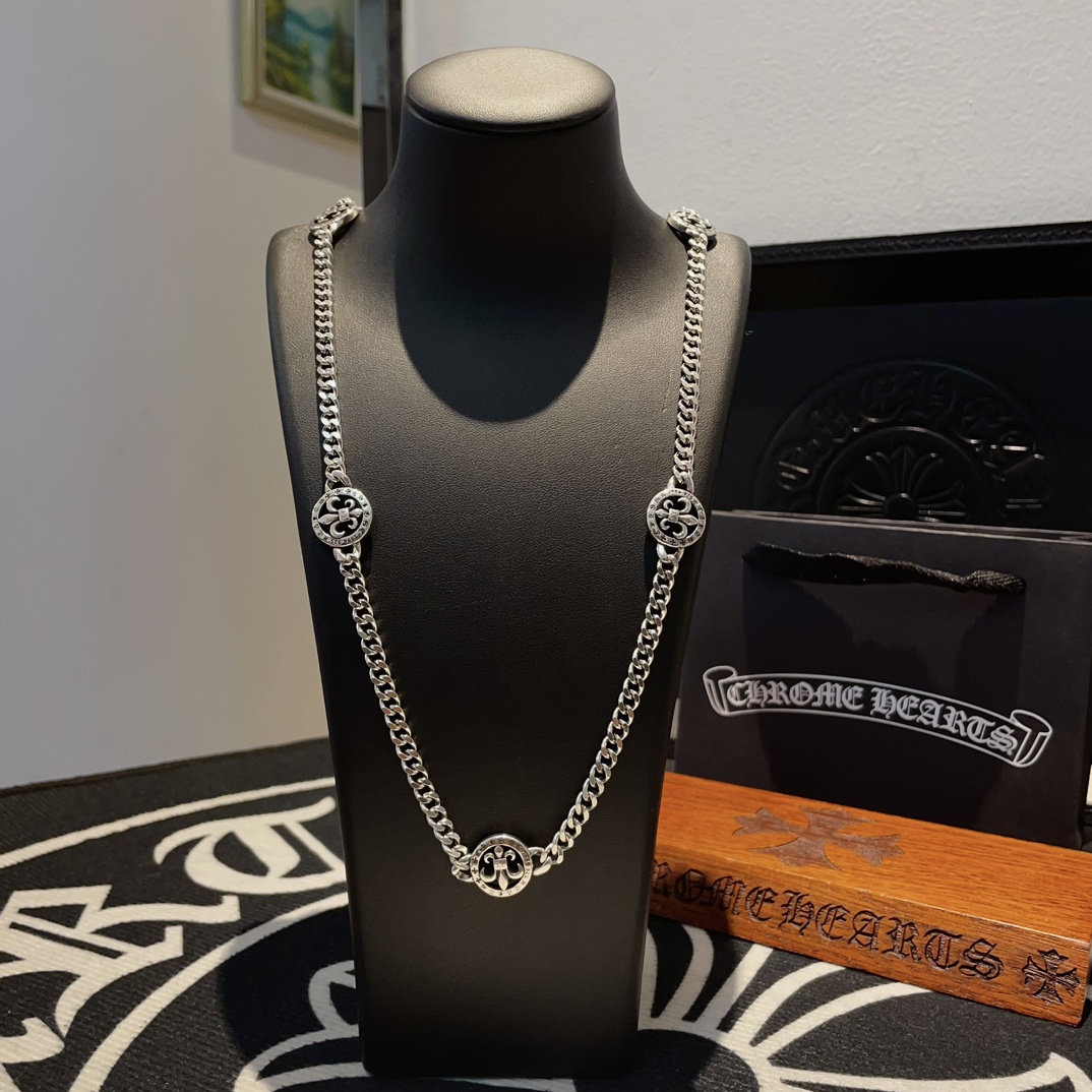 NO:105745,TikTok/Kuaishou/ins/Xiaohongshu/Live Hot, New [Counter Quality] Chrome Hearts Croxin Scout Flower Necklace, different pattern design styles with concave and convex shapes present uniqueness. Cross Scout Flowers are Croxin's ambitions, so they last longer. Genuine version of Chrome Hearts Croxin, differentiated from the market, benchmarked on the quality of the version, looked at the details of the letter printing, retro, old gray oxygen level. Seiko version!  !  !  Pure handmade ~ Authentic model opening must-have fashion and fashion, both men and women can wear it, same style for couples, original official website, rock punk style silver style, retro elements, trendy and versatile!  , jewelry boutique, chrome hearts, chrome hearts, necklace19860909批 抖音/快手/ins/小红书/直播热门 ,新款【专柜品质】Chrome Hearts克罗心童军花项链 ,凹凸造型不同的花纹设计风格 呈现出与众不同 十字架 童军花是克罗心的志 所以更经久不衰 正品打版Chrome Hearts克罗心 区别市场普通轻版 对版对标品质 看字印细节 复古做旧灰氧程度.精工版本！！！ 纯手工打造 ～正品开模潮流时尚必备 男女均可佩戴 情侣同款 官网原版 摇滚朋克泰银风格 复古元素 潮流百搭！,饰品精品,chrome hearts,chrome hearts,necklace,Jewelry