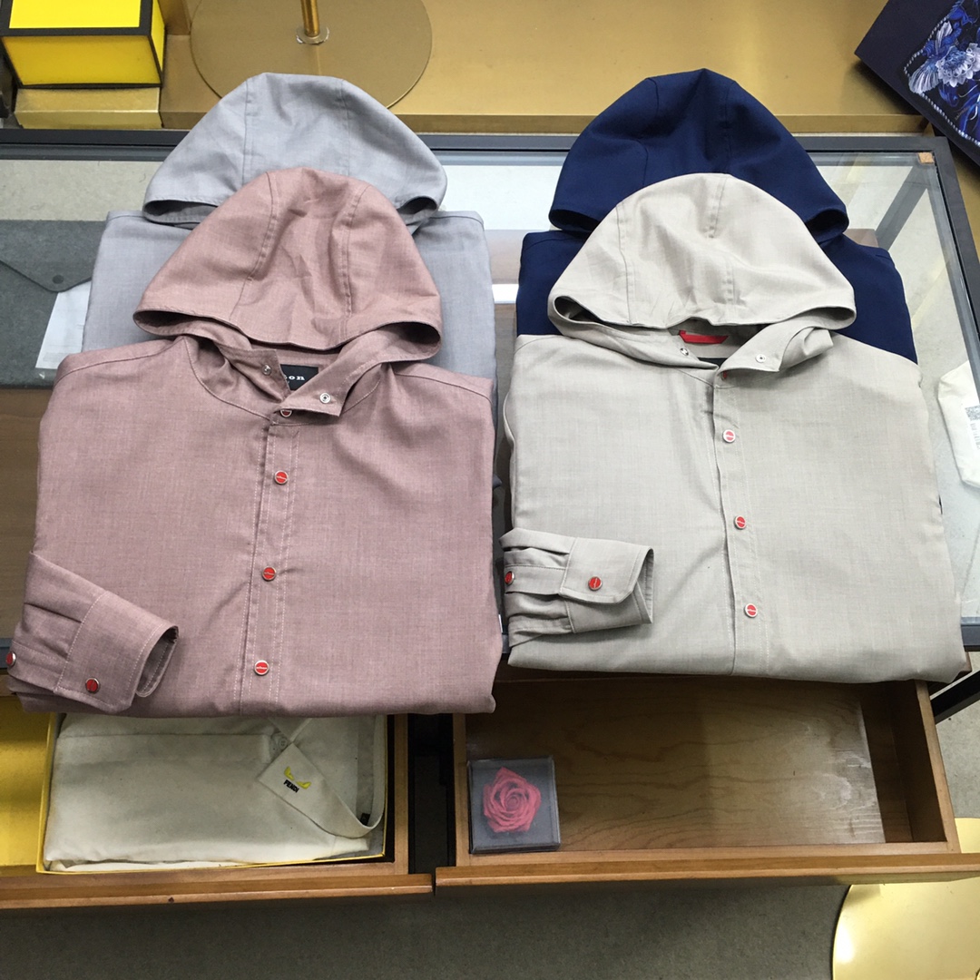 NO:122972,New clothes [Kiton] will be released simultaneously on the 2025 counter official website! All accessories are customized for original products, and the trading company's genuine product orders. High-end custom imported fabrics are extracted from natural plant fibers. They are thinner than ordinary cotton fabrics. They feel soft and comfortable to wear. They are not easy to irritate the skin. The fabric is hygroscopic and breathable. Size: s-2xl,,alexander wang19860909新品衣服【Kiton】 2025专柜官网同步发售！辅料全部原版定制出品,贸易公司真品订单.高级定制进口面料,以天然植物纖維提炼出来,比一般棉织物轻薄 手感柔软,穿着舒适 完全不易有刺激皮肤 面料吸湿性、透气性良好 尺码: s-2xl,,alexander wang,Men's clothing