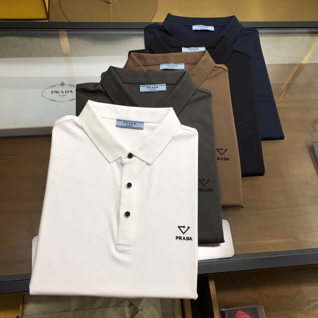 NO:122974,New product [Prad...] High-end Polo 2025SS Spring and Summer New Product Go Fashion and Casual Lapel T-shirt, Selected High-quality Tennis Cool Fabric, Stainless Cutting Process, Exquisite Logo Design Logo on the chest, Customer-supplied hardware and accessories, Simple and easy to match, a must-have item for casual business men!  SizeM-4XL [Please report height and weight by placing an order],,prada,tees,t-shirt,alexander wang19860909新品【Prad...】高端Polo 2025SS春夏新品 Go 时尚休闲翻领T恤,甄选优质天丝凉爽面料,无痕切割工艺,胸前密针精致logo设计标识,客供订织五金辅料,简约易搭配,休闲商务男人必备单品！ SizeM-4XL【下单请报身高体重】,,prada,tees，t-shirt,alexander wang,Men's clothing