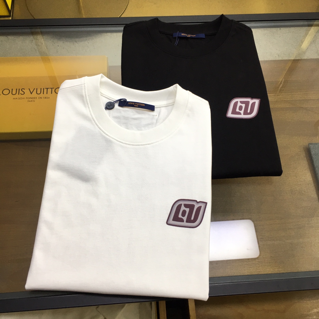 NO:123001,New product [L.v] (XS-XL orders to report height and weight. New short-sleeved round-neck T-shirt in spring and summer. The material is exquisite and the overall design is quite fashionable. Today I recommend his versatile and classic style. The chest brand logo design adopts printed design. Personalized and vivid! The fabric is customized and selected high-quality long velvet cotton raw materials! Skin-friendly and smooth, the upper body is crisp and stylish! Comfort and breathable are perfect! The fabric attributes are both excellent! Size: XS-XL,, T-shirt,tees, t-shirt,alexander wang19860909新品【L.v】（XS-XL下单报身高体重 25春夏季新款短袖圆领T恤衫 材质讲究整体的设计颇具时尚感 今天推荐他家百搭经典款 胸前品牌logo设计 采用印花设计 个性生动！面料采用客供定制甄选上等长绒棉花原料！亲肤挺滑手感,上身挺括有型！舒适性与透气性完美兼备！面料属性皆为上乘！ 尺码:XS-XL,,T-shirt,tees，t-shirt,alexander wang,Men's clothing