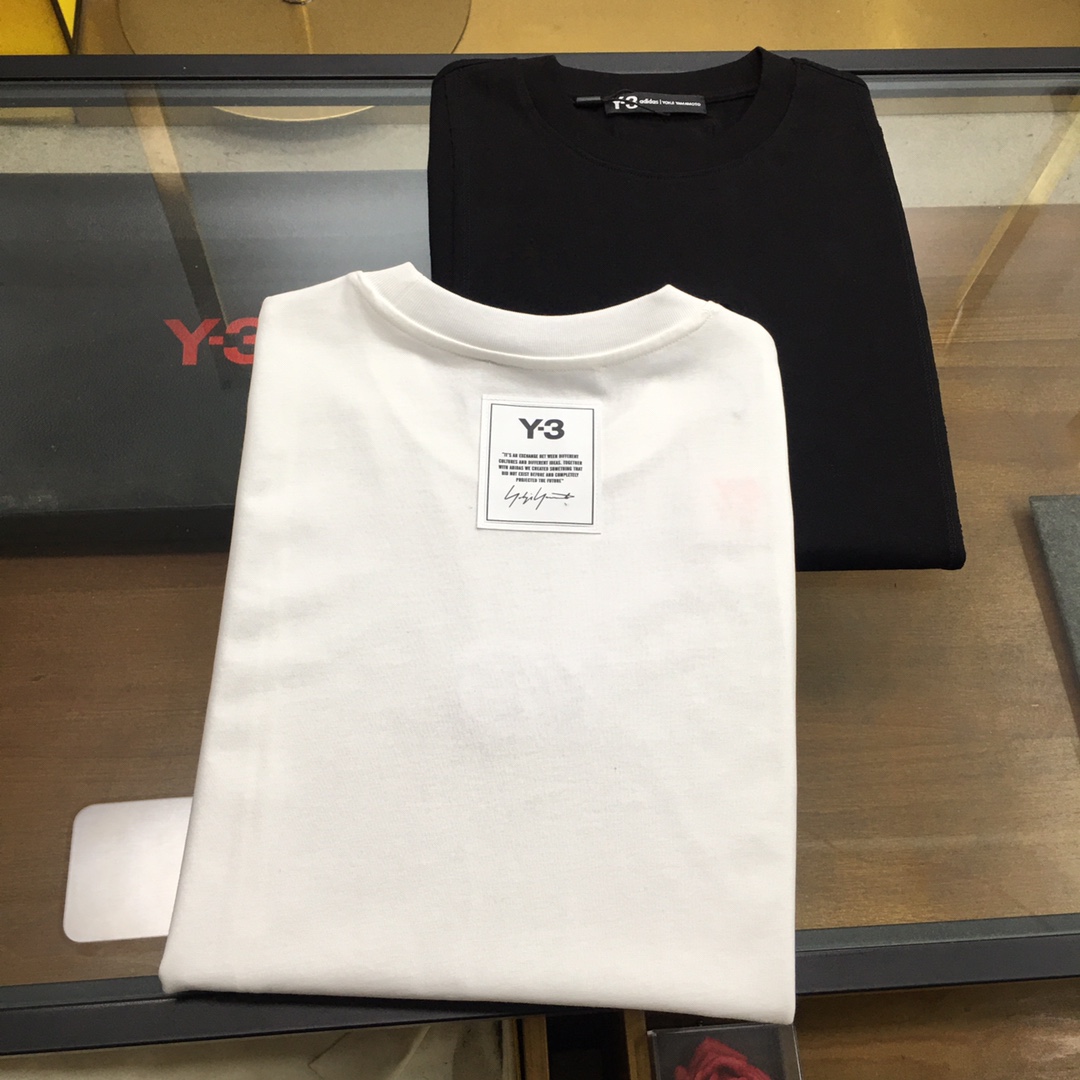 NO:122996,New product [Y-3] (XS-XL orders to report height and weight. New short-sleeved round-neck T-shirt in spring and summer. The material is exquisite and the overall design is quite fashionable. Today I recommend his versatile and classic style. The chest brand logo design adopts printed design. Personalized and vivid! The fabric is customized and selected high-quality long velvet cotton raw materials! Skin-friendly and smooth, the upper body is crisp and stylish! Comfort and breathable are perfect! The fabric attributes are both excellent! Size: XS-XL,,T-shirt,tees,t-shirt,alexander wang19860909新品【Y-3】（XS-XL下单报身高体重 25春夏季新款短袖圆领T恤衫 材质讲究整体的设计颇具时尚感 今天推荐他家百搭经典款 胸前品牌logo设计 采用印花设计 个性生动！面料采用客供定制甄选上等长绒棉花原料！亲肤挺滑手感,上身挺括有型！舒适性与透气性完美兼备！面料属性皆为上乘！ 尺码:XS-XL,,T-shirt,tees，t-shirt,alexander wang,Men's clothing