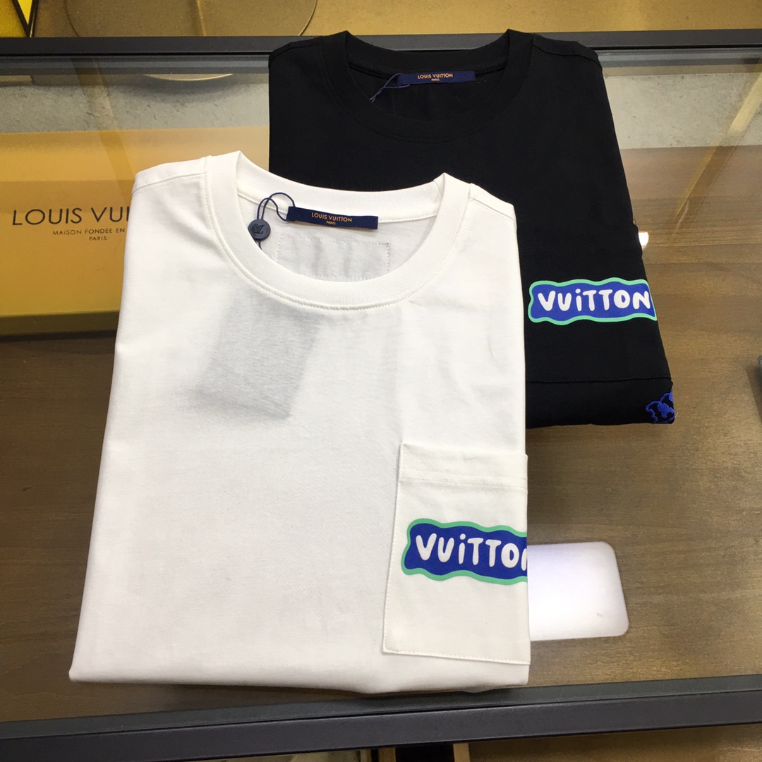 NO:122991,New product [L.v...] (order to report height and weight S-2XL) New short-sleeved round-neck T-shirt in spring and summer. The material is exquisitely made of the overall design is quite fashionable. Today I recommend his versatile and classic style. The chest brand logo design adopts printing design and is vivid in personality!  The fabric is customized and selected high-quality long velvet cotton raw materials!  It has a smooth and smooth feel on the skin, and the upper body is crisp and stylish!  Comfort and breathability are perfect!  The fabric attributes are excellent!  Size: S-XXL, T-shirt,tees, t-shirt,alexander wang19860909新品【L.v...】（下单报身高体重S-2XL） 25春夏季新款短袖圆领T恤衫 材质讲究整体的设计颇具时尚感 今天推荐他家百搭经典款 胸前品牌logo设计 采用印花设计 个性生动！面料采用客供定制甄选上等长绒棉花原料！亲肤挺滑手感,上身挺括有型！舒适性与透气性完美兼备！面料属性皆为上乘！ 尺码:S-XXL,,T-shirt,tees，t-shirt,alexander wang,Men's clothing