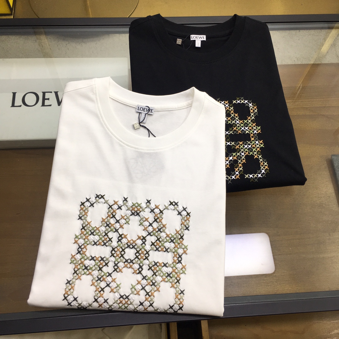 NO:122988,New product [Loew...] (order to report height and weight S-2XL) New short-sleeved round-neck T-shirt in spring and summer. The material is exquisitely made of the overall design is quite fashionable. Today I recommend his versatile and classic style. The chest brand logo design adopts printed design and is vivid in personality!  The fabric is customized and selected high-quality long velvet cotton raw materials!  It has a smooth and smooth feel on the skin, and the upper body is crisp and stylish!  Comfort and breathability are perfect!  The fabric attributes are excellent!  Size: S-XXL, loewe, T-shirt,tees, t-shirt,alexander wang19860909新品【Loew...】（下单报身高体重S-2XL） 25春夏季新款短袖圆领T恤衫 材质讲究整体的设计颇具时尚感 今天推荐他家百搭经典款 胸前品牌logo设计 采用印花设计 个性生动！面料采用客供定制甄选上等长绒棉花原料！亲肤挺滑手感,上身挺括有型！舒适性与透气性完美兼备！面料属性皆为上乘！ 尺码:S-XXL,,loewe,T-shirt,tees，t-shirt,alexander wang,Men's clothing