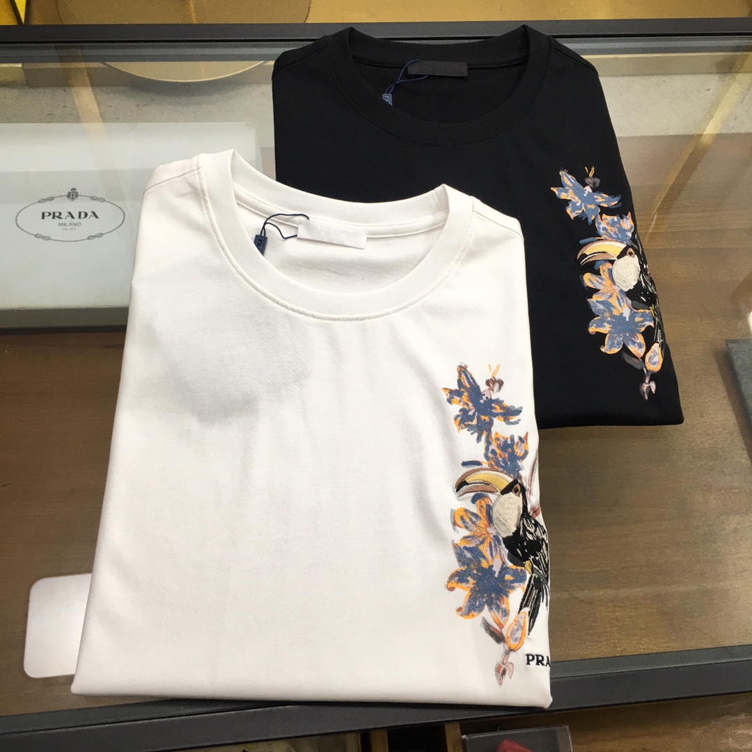 NO:122994,New product [Prad...] (order to report height and weight S-2XL) New short-sleeved round-neck T-shirt in spring and summer. The material is exquisitely made of the overall design is quite fashionable. Today I recommend his versatile and classic style. The chest brand logo design adopts printing design and is vivid in personality!  The fabric is customized and selected high-quality long velvet cotton raw materials!  It has a smooth and smooth feel on the skin, and the upper body is crisp and stylish!  Comfort and breathability are perfect!  The fabric attributes are excellent!  Size: S-XXL, prada, T-shirt,tees, t-shirt,alexander wang19860909新品【Prad...】（下单报身高体重S-2XL） 25春夏季新款短袖圆领T恤衫 材质讲究整体的设计颇具时尚感 今天推荐他家百搭经典款 胸前品牌logo设计 采用印花设计 个性生动！面料采用客供定制甄选上等长绒棉花原料！亲肤挺滑手感,上身挺括有型！舒适性与透气性完美兼备！面料属性皆为上乘！ 尺码:S-XXL,,prada,T-shirt,tees，t-shirt,alexander wang,Men's clothing