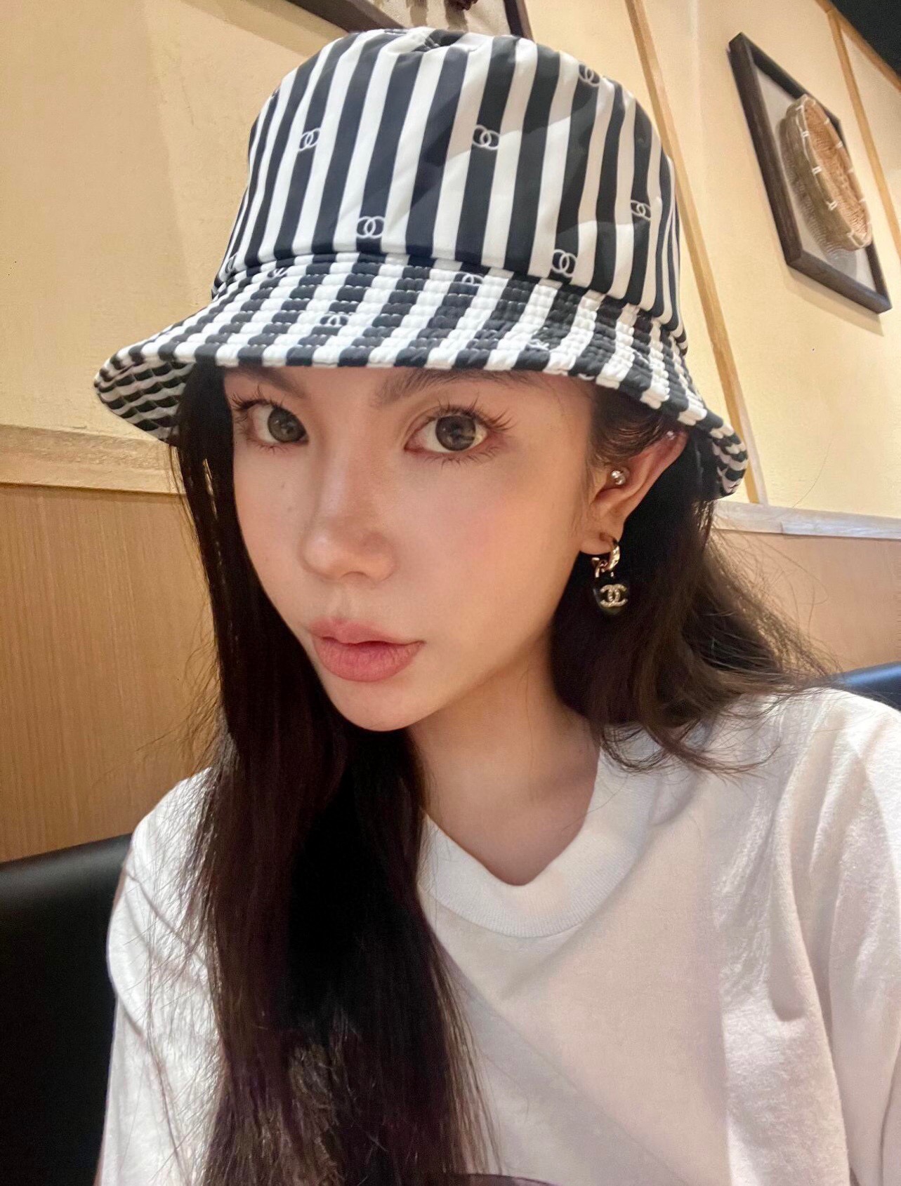 NO:221891,Chanel/Chanel New Fisherman's Hat The hat is perfect, and all kinds of head shapes can be controlled at will!  Hepburn hood shape, modify the face shape and better sunshade effect!  Head circumference: 58cm hat Fisherman hat Baseball hat Knitted hat, hat, chanel, chanel, espadrilles, hats19860909Chanel/香奈儿 新款渔夫帽 帽型完美,各种头型可以随心驾驭！ 赫本风帽型,修饰脸型,遮阳效果更佳！ 头围:58cm帽子渔夫帽棒球帽针织帽,帽子,chanel,chanel,espadrilles,hats,hat