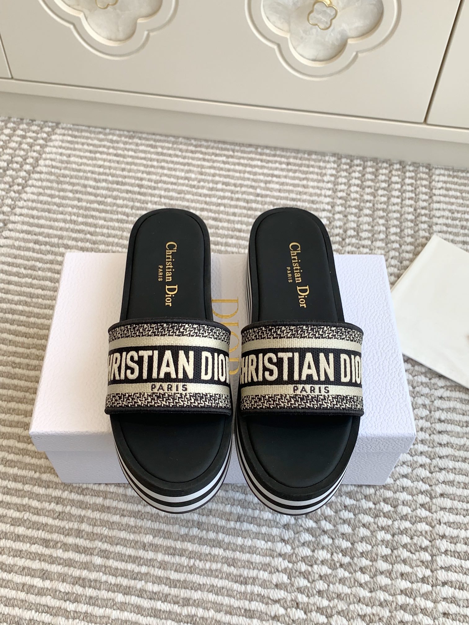 NO:234741,Dior Dway striped thick sole embroidered sandals This Dway thick sole sandals are fashionable and casual. Dark blue/black cotton style, embroidered with Christian Dior Paris logo, which is recognizable. Paired with light micro-porous thick sole, decorated with blue and white stripes, it can enhance the style of this season's various outfits. Materials and craftsmanship Original cotton upper The upper is embroidered with brand logo, padded cowhide leather insole 4.5cm thick sole is made of micro-porous material and rubber outsole Engraved D-home Lucky Star symbol rubber sole Size35-39 (customized for 40/41/42, no return or exchange), slippers, dior, dior, dior, slippers, cowhide19860909Dior迪奥Dway条纹厚底刺绣凉拖鞋 这款 Dway 厚底凉拖时尚休闲.深蓝色/黑色棉质款式,饰以 Christian Dior Paris 标志刺绣,富有辨识度.搭配轻盈的微孔材质厚底,饰以蓝色和白色条纹,可为本季的各式装扮提升格调. 材料与工艺 原版棉质鞋面 鞋面饰以品牌标志刺绣 加垫牛皮革内底 4.5cm厚底采用微孔材质和橡胶大底 镌刻D家幸运星符号橡胶底 Size35-39（40/41/42定做不退换）,拖鞋,dior,dior,dior,slippers,cowhide,Women's Shoes