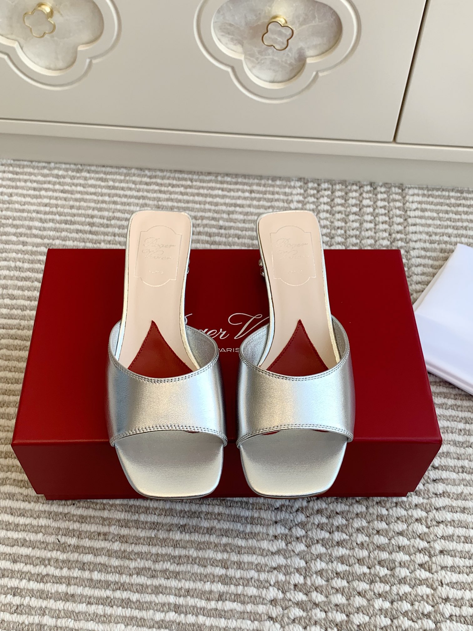 NO:229127,The new 2025 spring and summer RV rhinestones and sandals rv is simply crazy and beautiful to a new level!  Jewelry on the toe is well-deserved. This mules shoes are made of Napa leather, comfortable and elegant. The special spherical heel is inlaid with flash diamonds and the inner sole is embedded with heart-shaped pattern. The exquisite lady makes you calm and comfortable all day. Upper imported mixed-bred sheepskin/skin lining imported genuine leather outsole size 35-39 (34/40/41 custom-made non-return and exchange), slippers, slippers, sheepskin, Leather soles19860909代购级2025春夏新款RV 水钻跟凉拖鞋 rv简直杀疯了,美出新高度！足尖上的珠宝名不虚传 本款穆勒鞋以纳帕皮革制成,舒适又优雅,特别的球形跟镶嵌闪钻,内底嵌以心形图案.精致淑女,让您从容自在一整天. 鞋面进口混种羊皮/羊皮内里 进口真皮大底 码数35-39（34/40/41定制不退换）,拖鞋,slippers,sheepskin,Leather soles,Women's Shoes