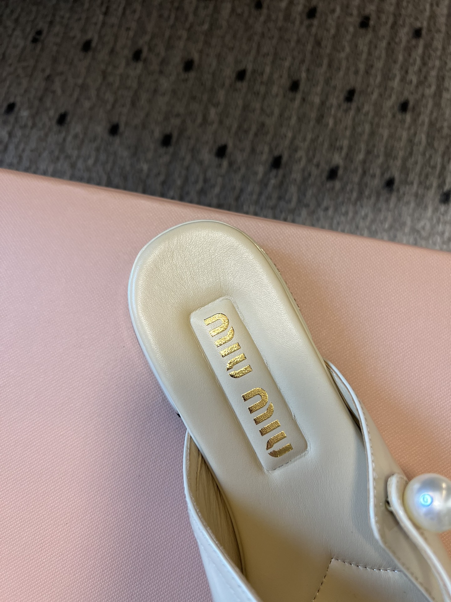 
Miu Mi* | 缪缪 ss早春新品钮扣粗跟玛丽珍半拖

专柜主打最新走秀款 蝴蝶结复古玛丽珍粗跟单