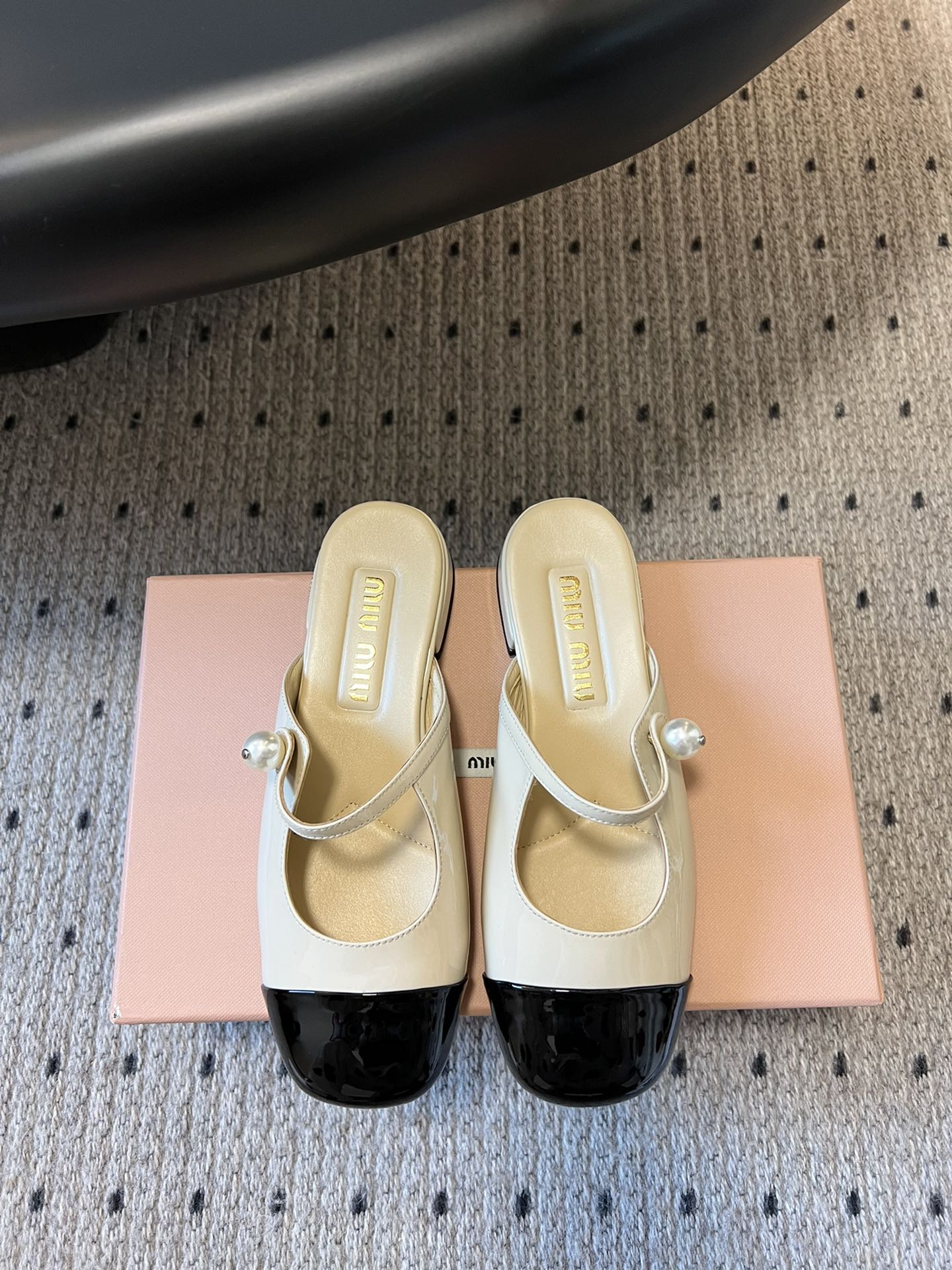 
Miu Mi* | 缪缪 ss早春新品钮扣粗跟玛丽珍半拖

专柜主打最新走秀款 蝴蝶结复古玛丽珍粗跟单