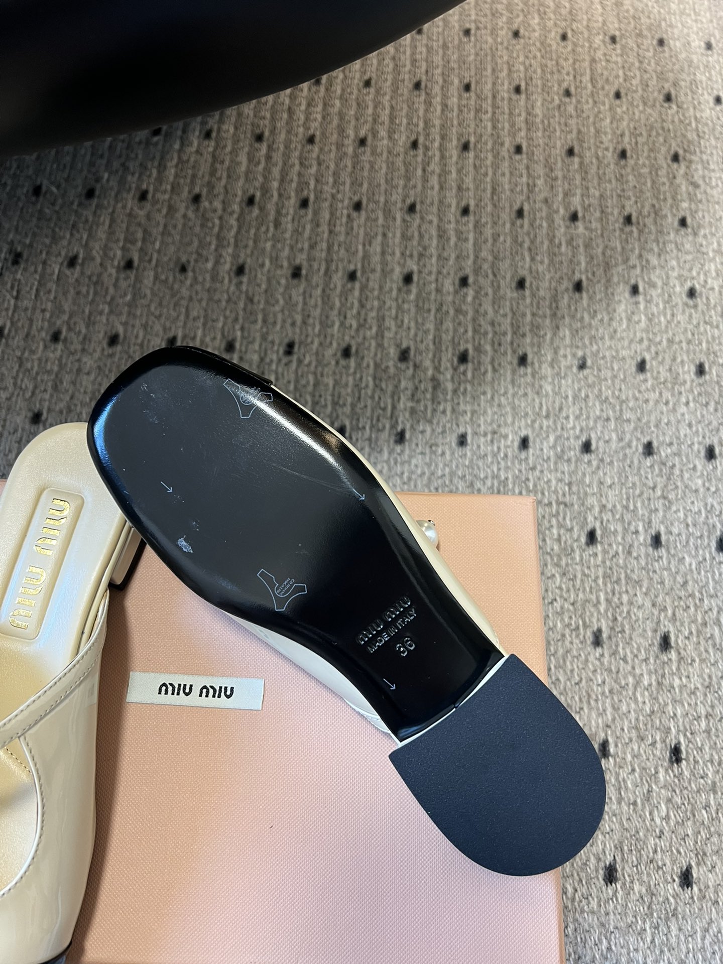 
Miu Mi* | 缪缪 ss早春新品钮扣粗跟玛丽珍半拖

专柜主打最新走秀款 蝴蝶结复古玛丽珍粗跟单