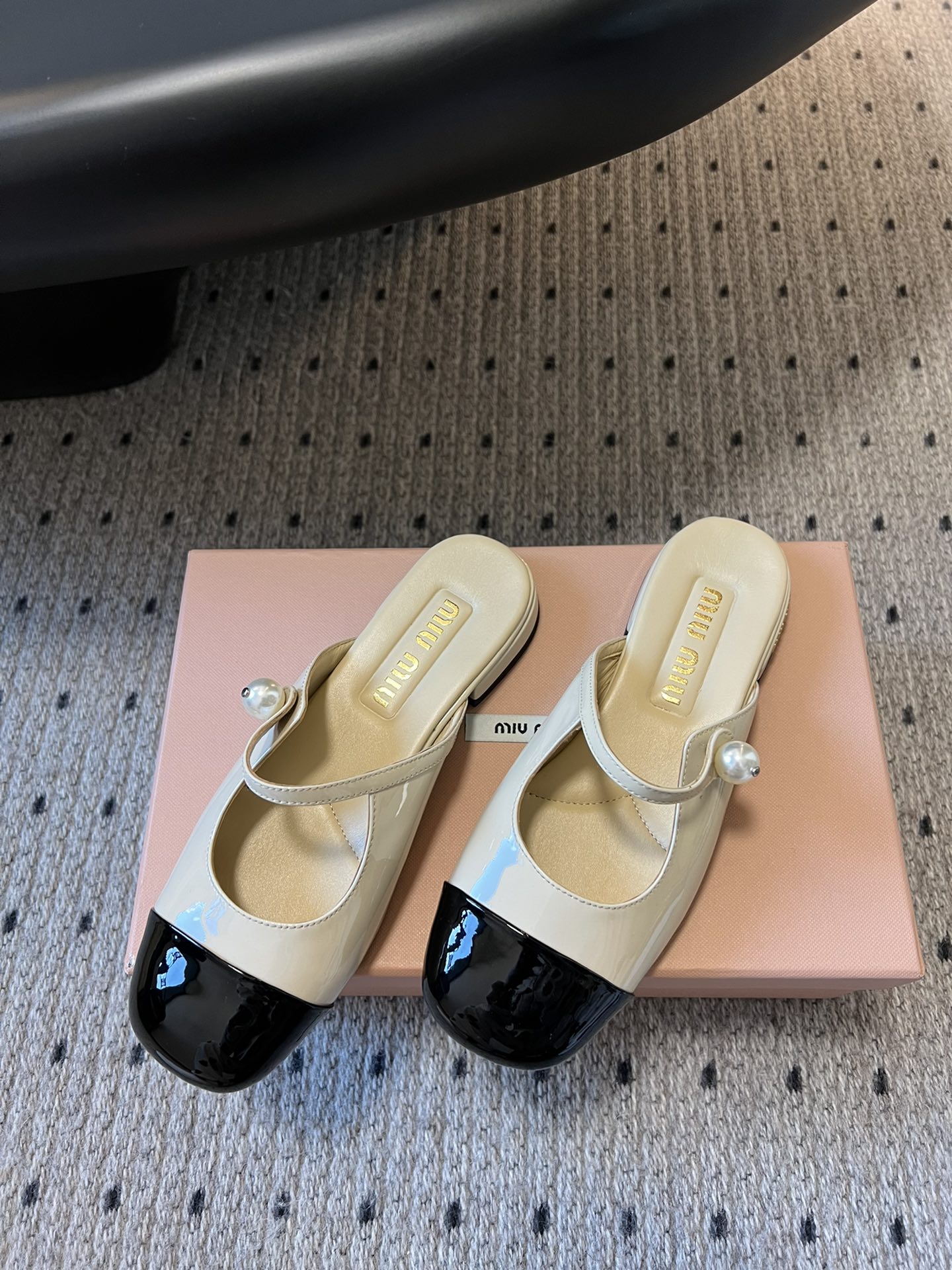 
Miu Mi* | 缪缪 ss早春新品钮扣粗跟玛丽珍半拖

专柜主打最新走秀款 蝴蝶结复古玛丽珍粗跟单
