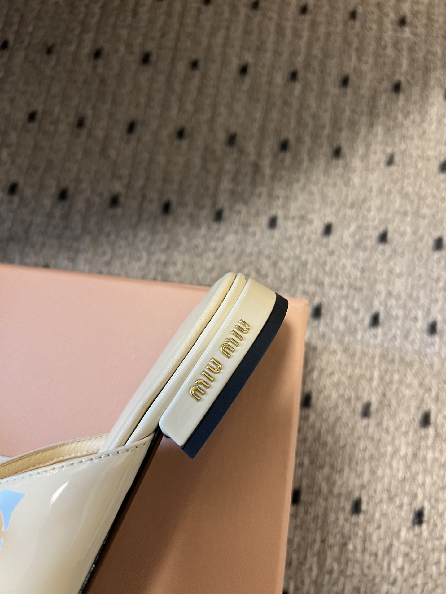 
Miu Mi* | 缪缪 ss早春新品钮扣粗跟玛丽珍半拖

专柜主打最新走秀款 蝴蝶结复古玛丽珍粗跟单