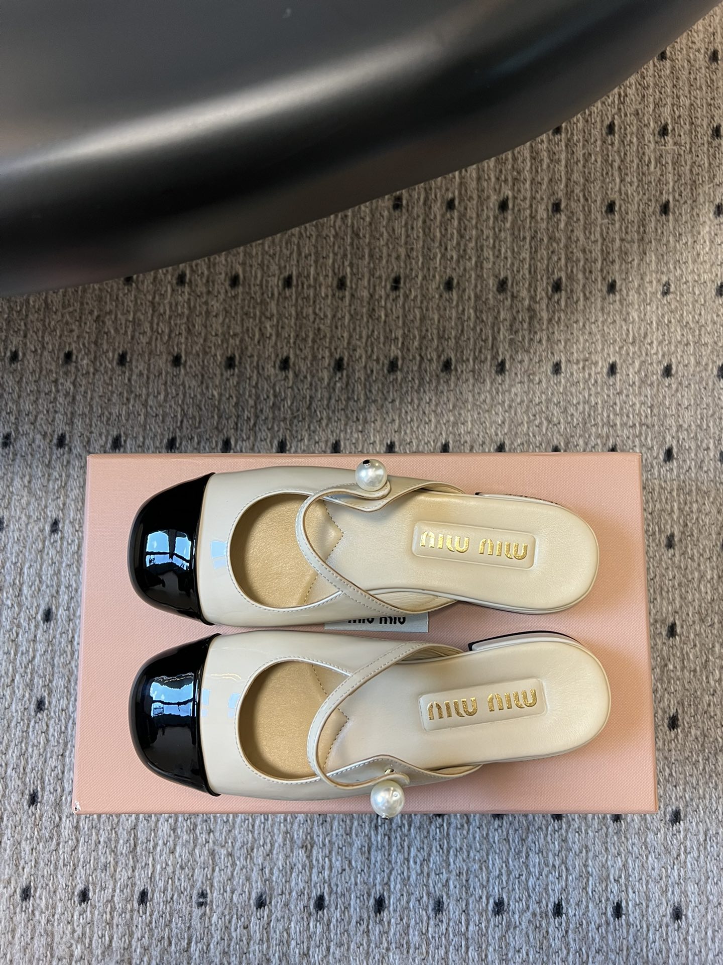 
Miu Mi* | 缪缪 ss早春新品钮扣粗跟玛丽珍半拖

专柜主打最新走秀款 蝴蝶结复古玛丽珍粗跟单