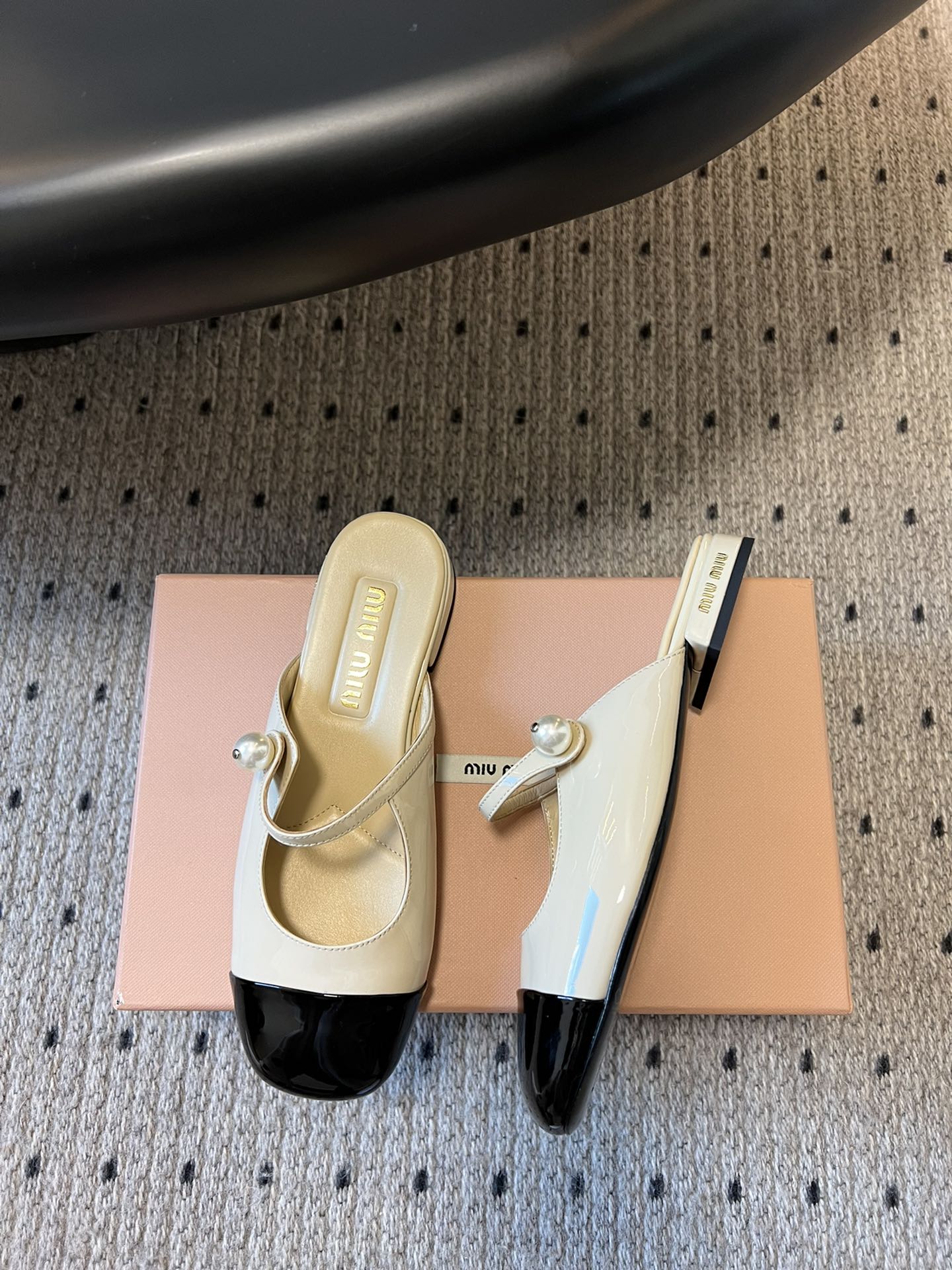 
Miu Mi* | 缪缪 ss早春新品钮扣粗跟玛丽珍半拖

专柜主打最新走秀款 蝴蝶结复古玛丽珍粗跟单
