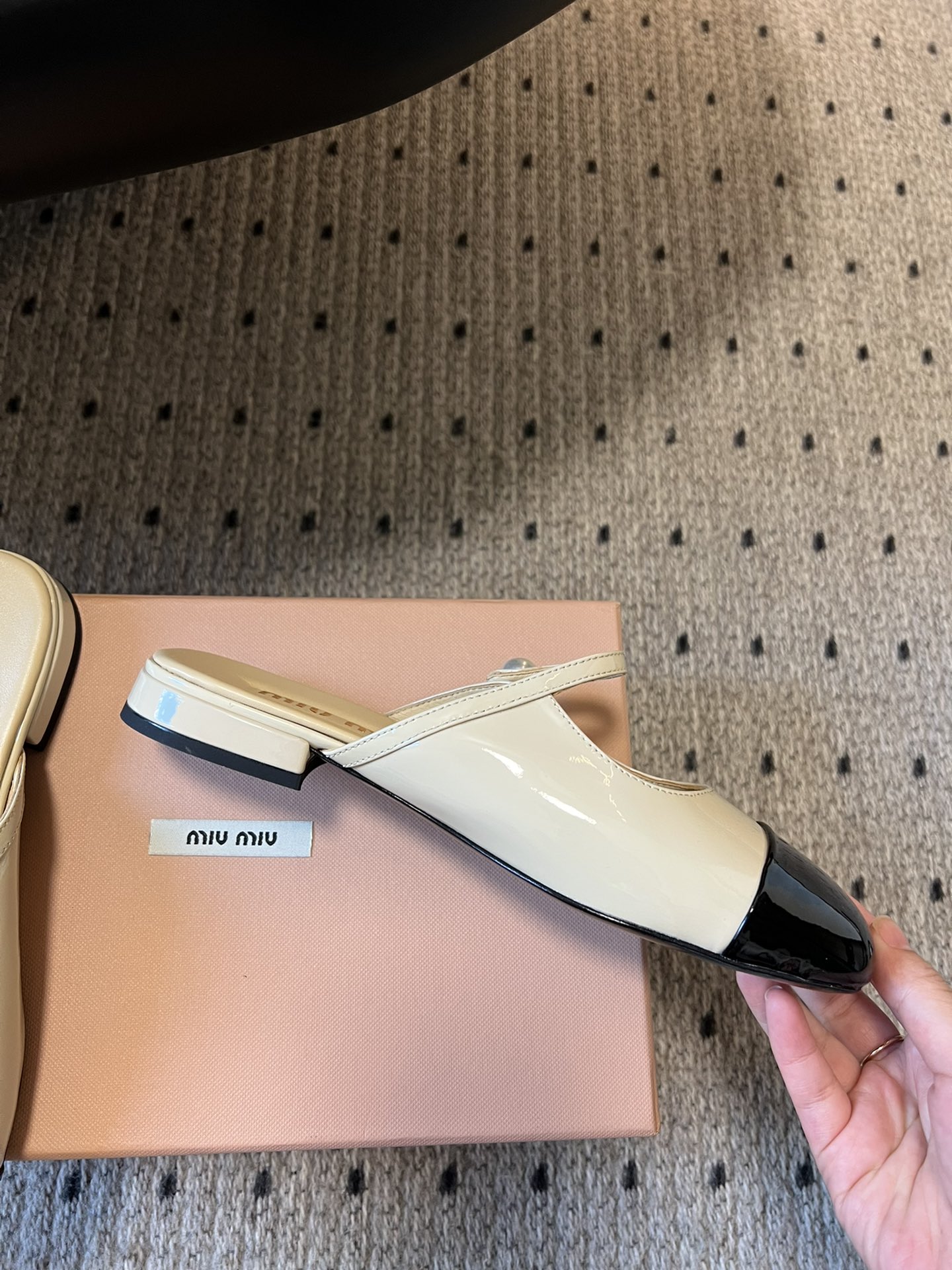 
Miu Mi* | 缪缪 ss早春新品钮扣粗跟玛丽珍半拖

专柜主打最新走秀款 蝴蝶结复古玛丽珍粗跟单
