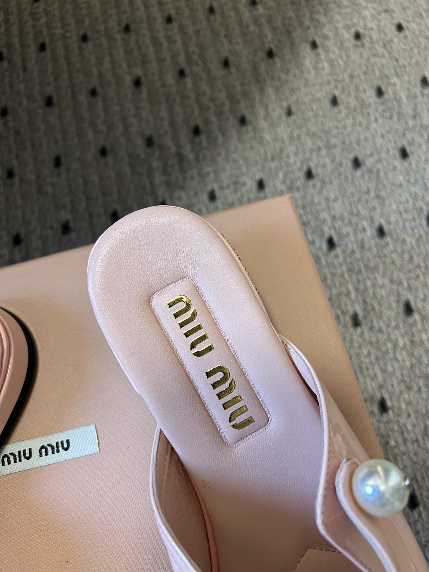 
Miu Mi* | 缪缪 ss早春新品钮扣粗跟玛丽珍半拖

专柜主打最新走秀款 蝴蝶结复古玛丽珍粗跟单