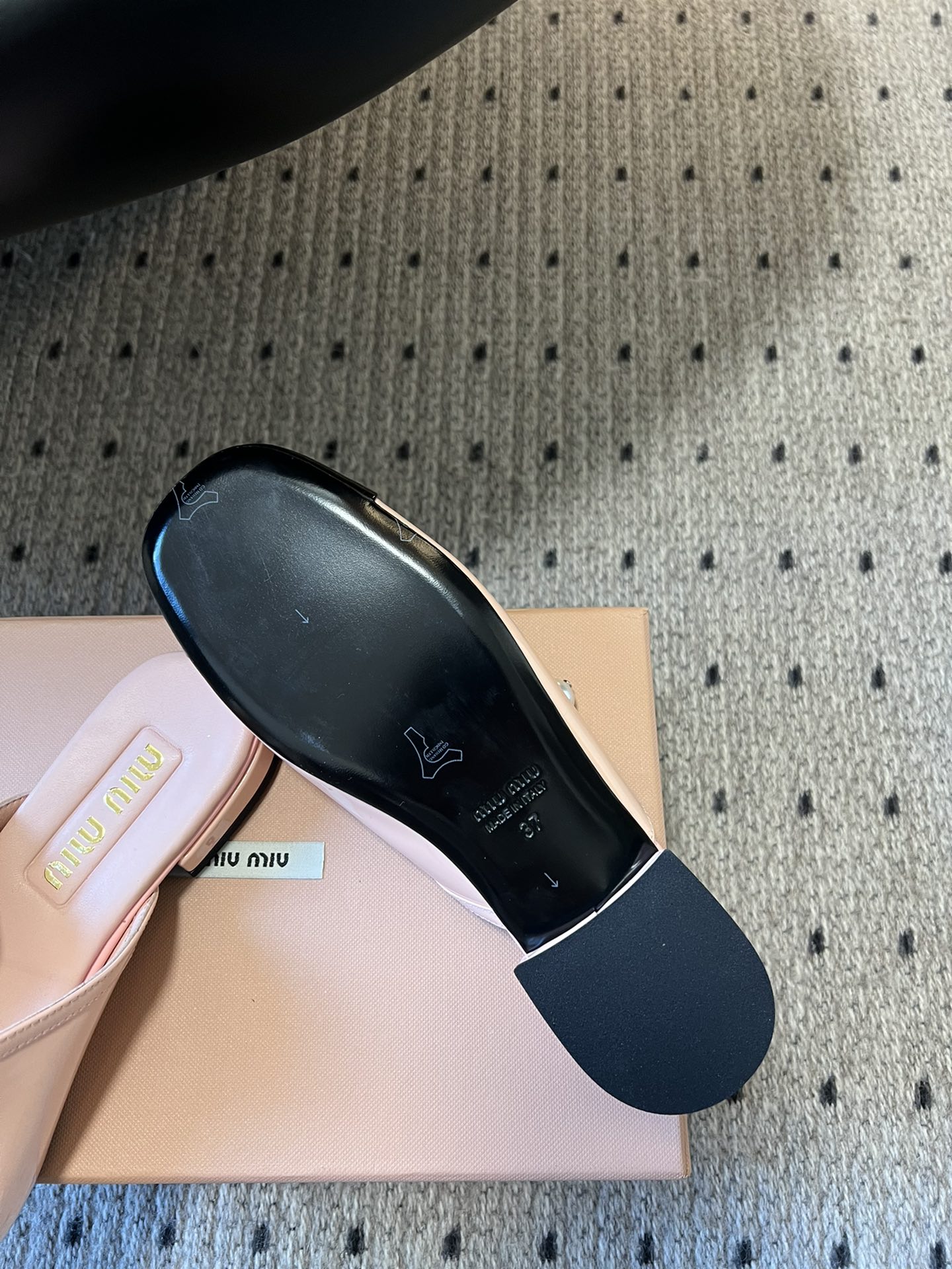 
Miu Mi* | 缪缪 ss早春新品钮扣粗跟玛丽珍半拖

专柜主打最新走秀款 蝴蝶结复古玛丽珍粗跟单