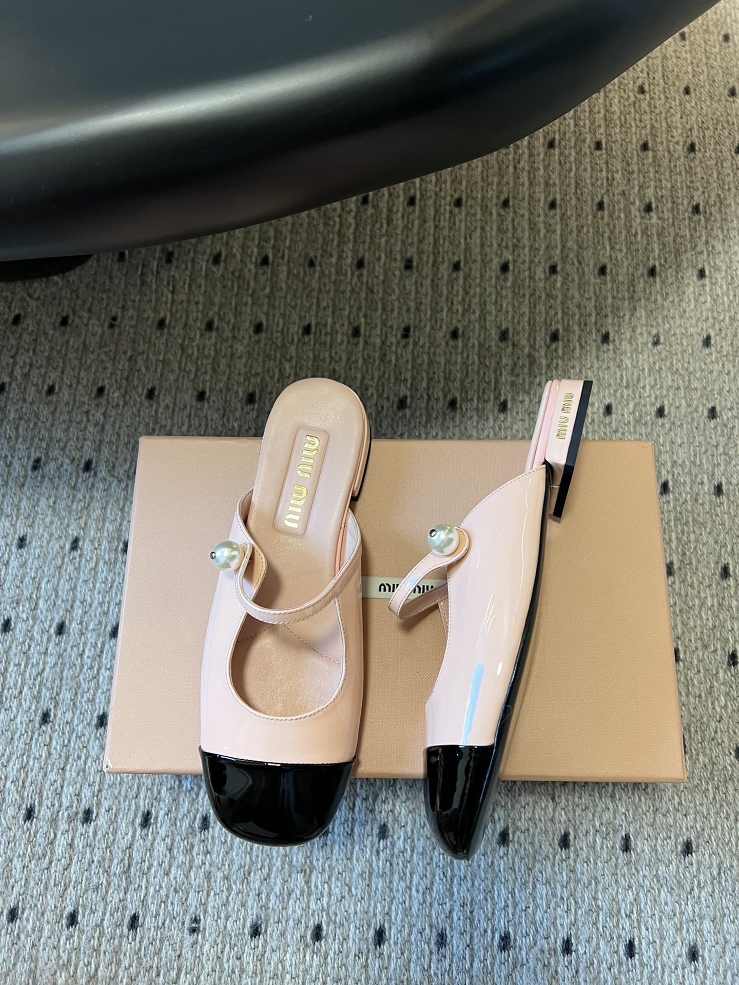 
Miu Mi* | 缪缪 ss早春新品钮扣粗跟玛丽珍半拖

专柜主打最新走秀款 蝴蝶结复古玛丽珍粗跟单