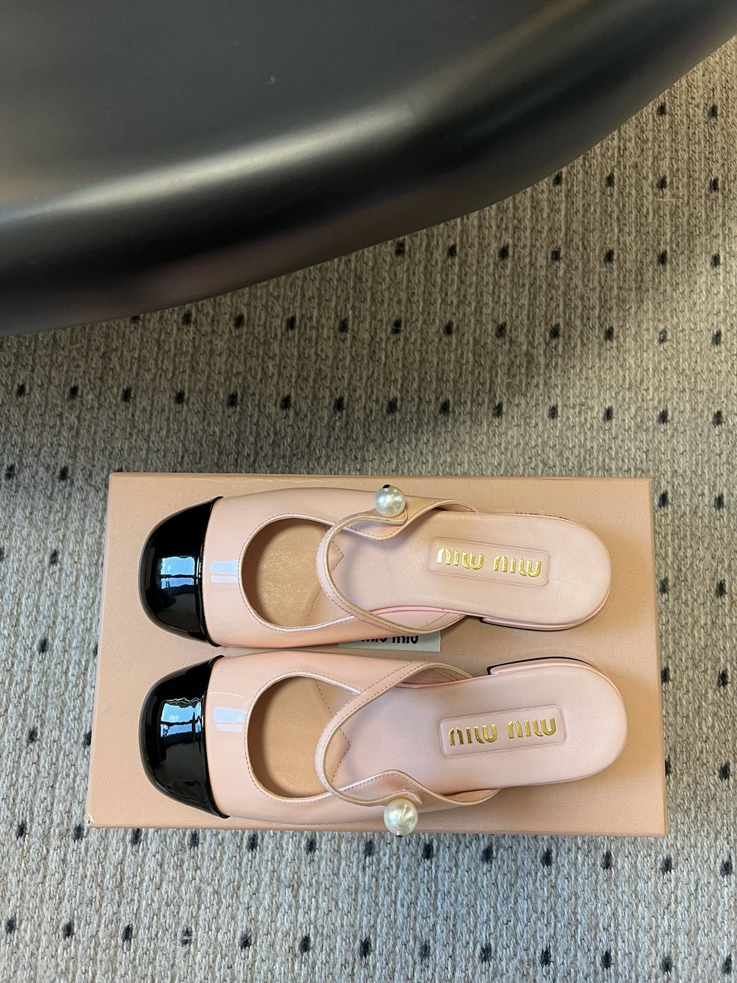 
Miu Mi* | 缪缪 ss早春新品钮扣粗跟玛丽珍半拖

专柜主打最新走秀款 蝴蝶结复古玛丽珍粗跟单