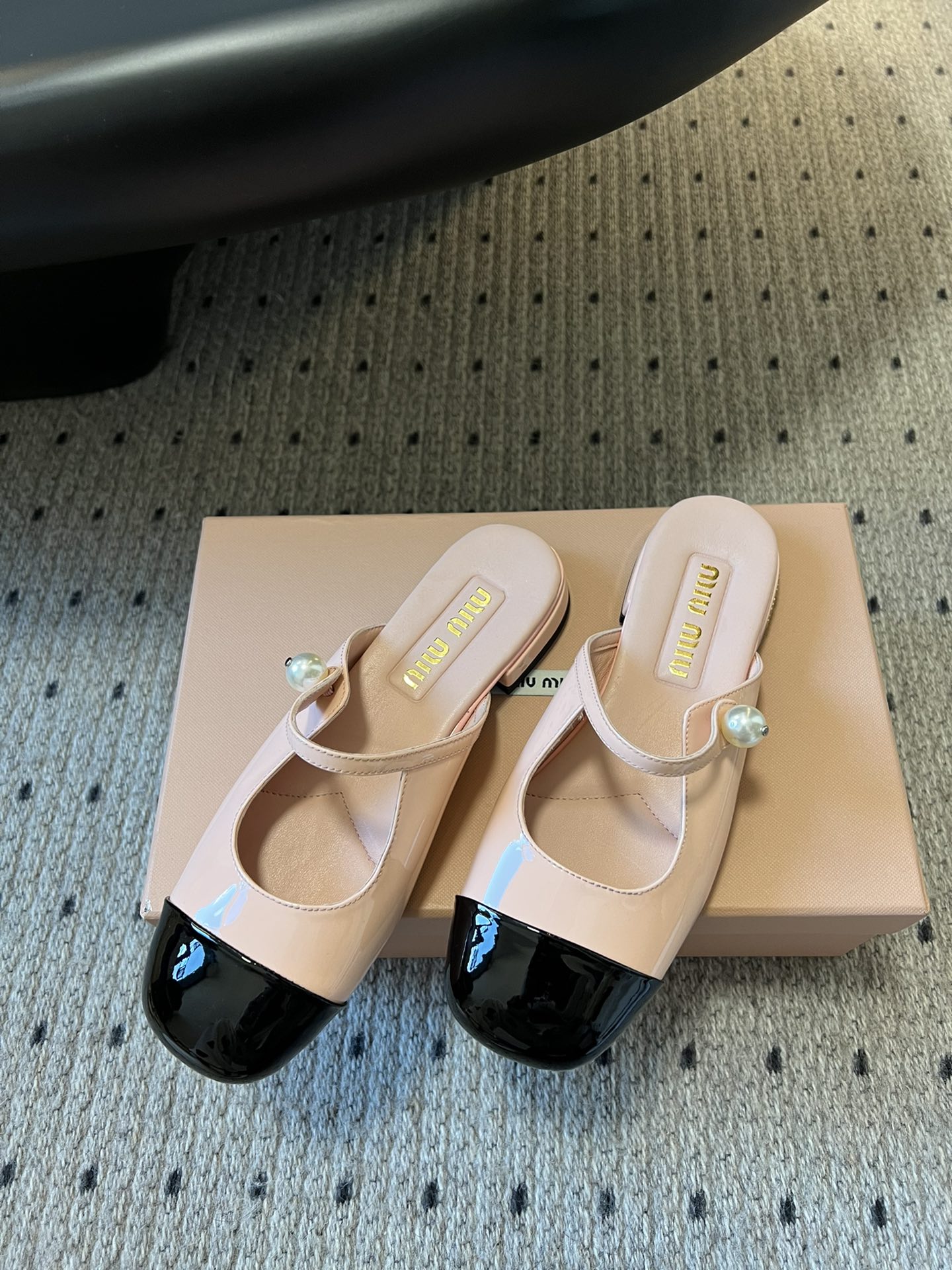 
Miu Mi* | 缪缪 ss早春新品钮扣粗跟玛丽珍半拖

专柜主打最新走秀款 蝴蝶结复古玛丽珍粗跟单