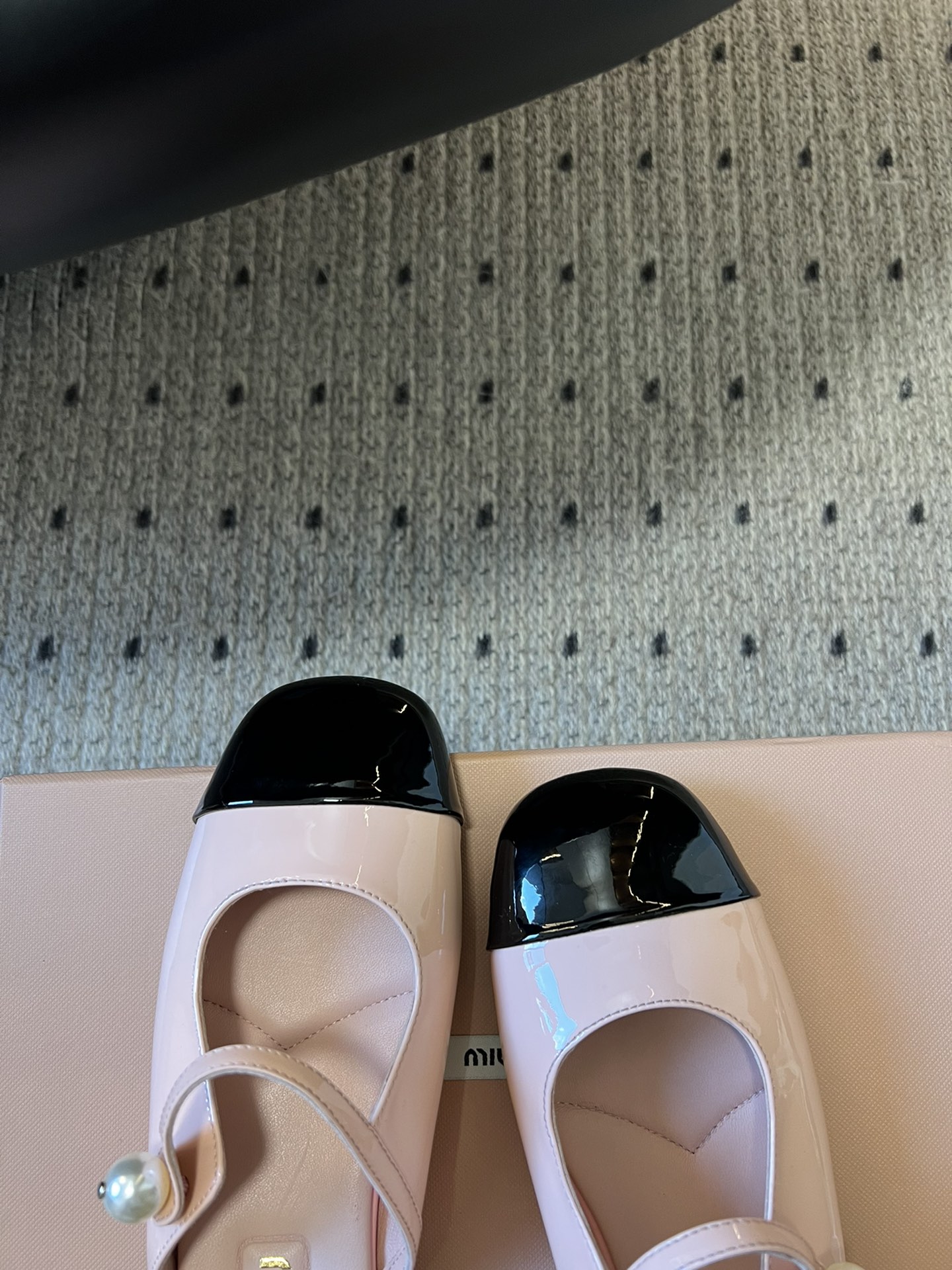 
Miu Mi* | 缪缪 ss早春新品钮扣粗跟玛丽珍半拖

专柜主打最新走秀款 蝴蝶结复古玛丽珍粗跟单