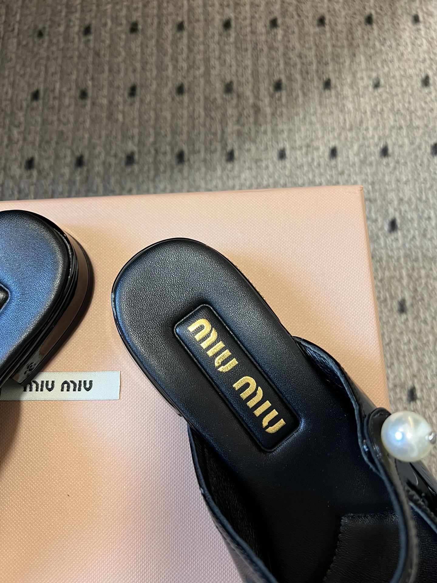 
Miu Mi* | 缪缪 ss早春新品钮扣粗跟玛丽珍半拖

专柜主打最新走秀款 蝴蝶结复古玛丽珍粗跟单