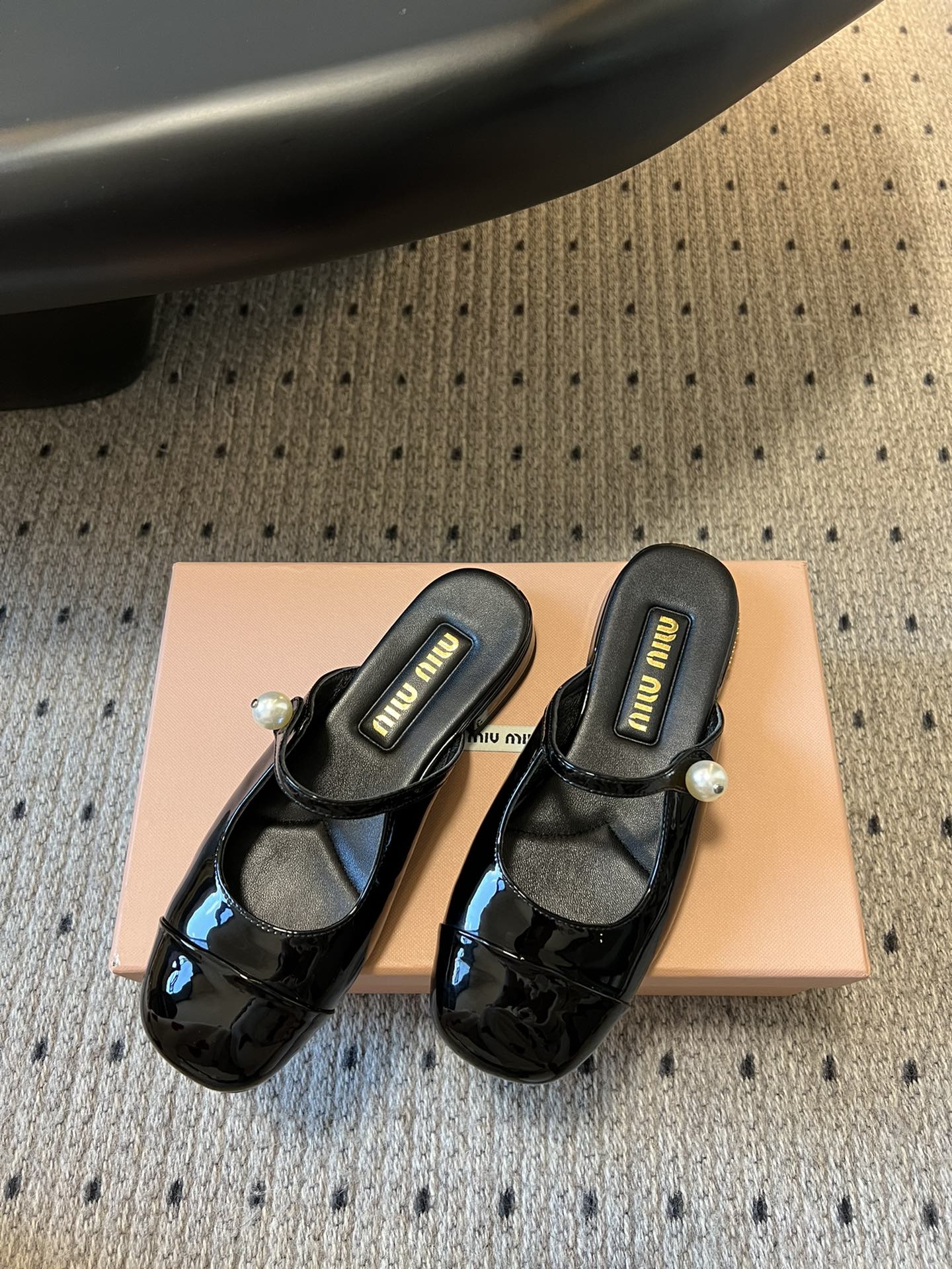 
Miu Mi* | 缪缪 ss早春新品钮扣粗跟玛丽珍半拖

专柜主打最新走秀款 蝴蝶结复古玛丽珍粗跟单