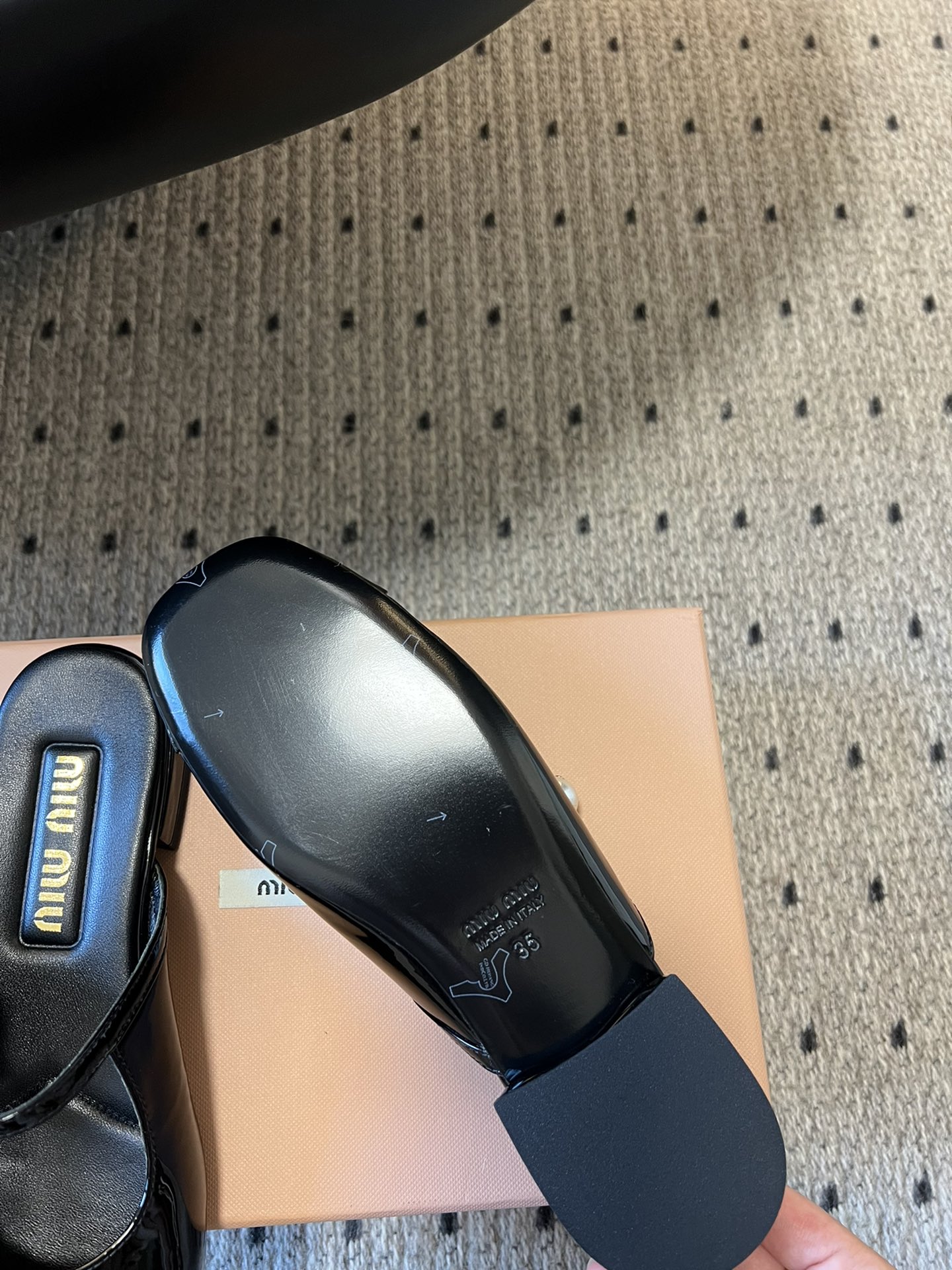
Miu Mi* | 缪缪 ss早春新品钮扣粗跟玛丽珍半拖

专柜主打最新走秀款 蝴蝶结复古玛丽珍粗跟单