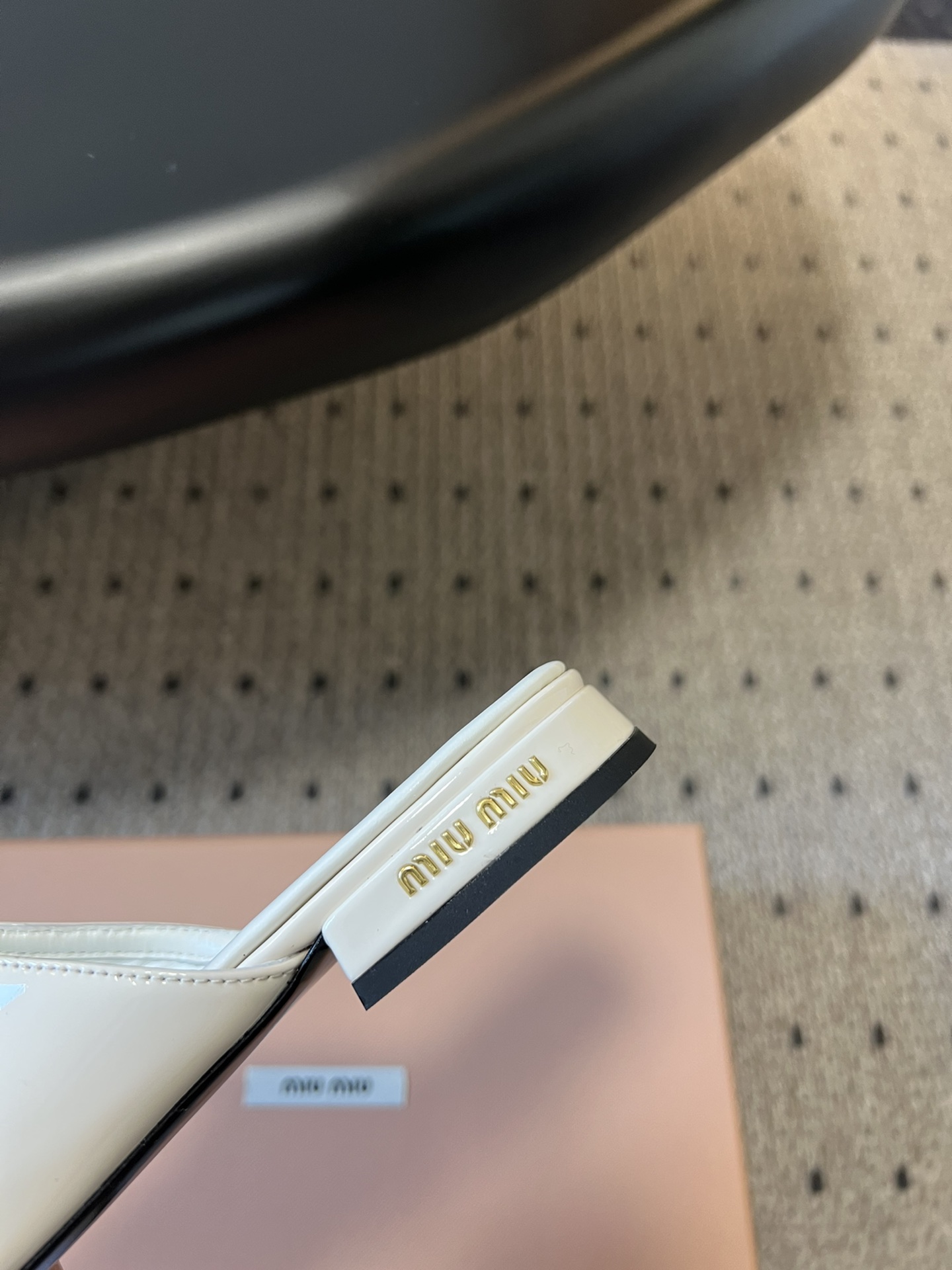 
Miu Mi* | 缪缪 ss早春新品钮扣粗跟玛丽珍半拖

专柜主打最新走秀款 蝴蝶结复古玛丽珍粗跟单