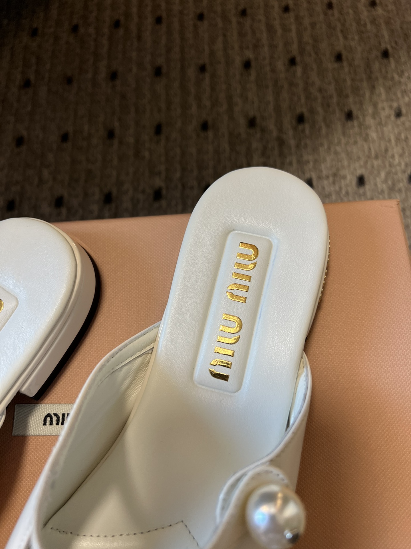 
Miu Mi* | 缪缪 ss早春新品钮扣粗跟玛丽珍半拖

专柜主打最新走秀款 蝴蝶结复古玛丽珍粗跟单