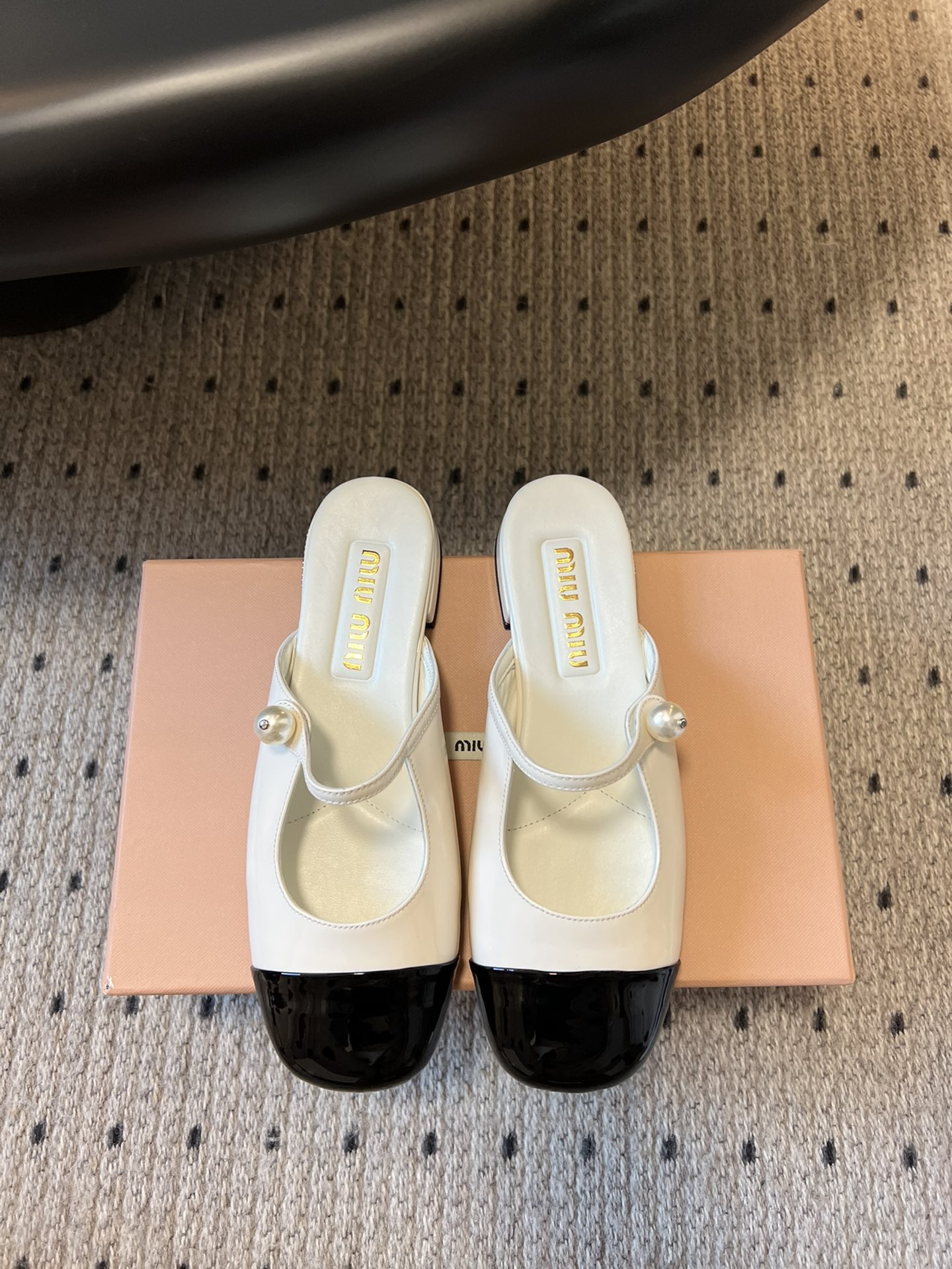 
Miu Mi* | 缪缪 ss早春新品钮扣粗跟玛丽珍半拖

专柜主打最新走秀款 蝴蝶结复古玛丽珍粗跟单
