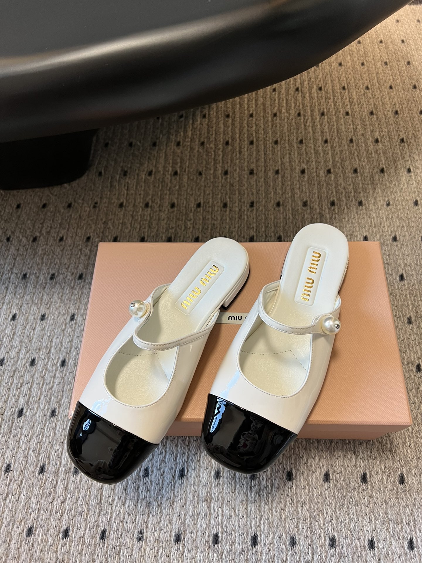 
Miu Mi* | 缪缪 ss早春新品钮扣粗跟玛丽珍半拖

专柜主打最新走秀款 蝴蝶结复古玛丽珍粗跟单