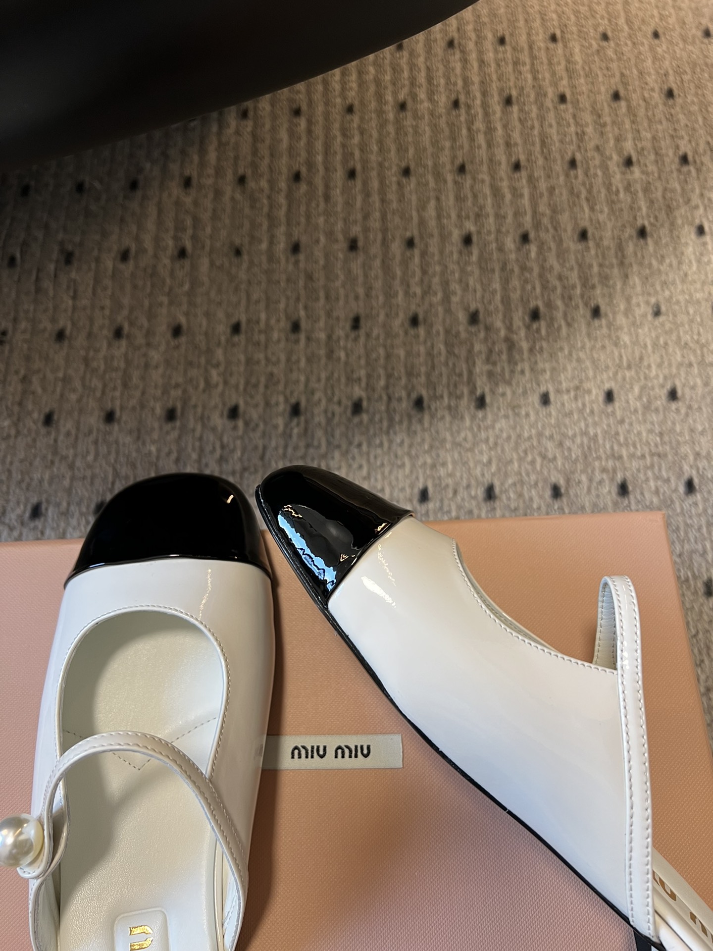 
Miu Mi* | 缪缪 ss早春新品钮扣粗跟玛丽珍半拖

专柜主打最新走秀款 蝴蝶结复古玛丽珍粗跟单