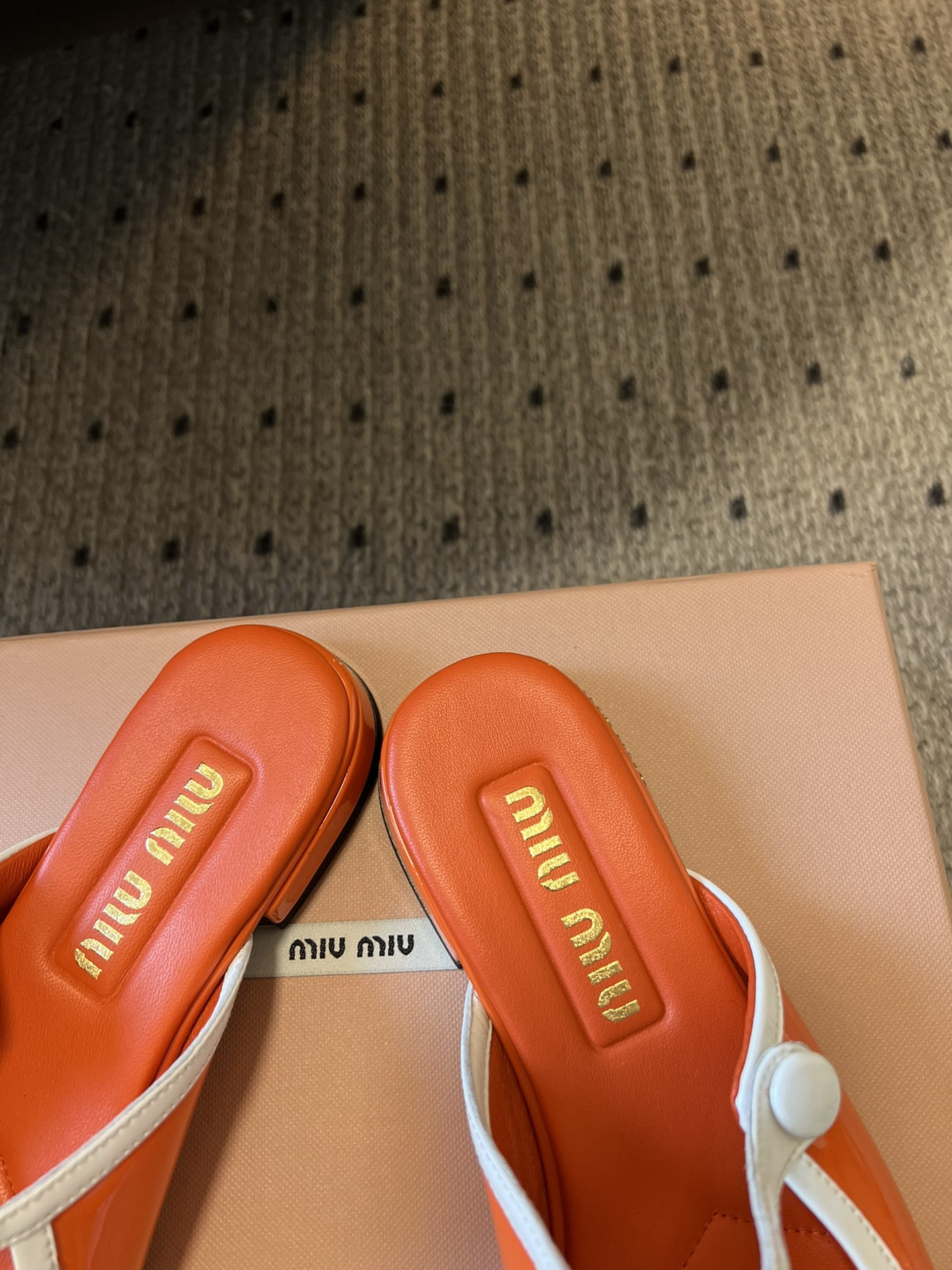 
Miu Mi* | 缪缪 ss早春新品钮扣粗跟玛丽珍半拖

专柜主打最新走秀款 蝴蝶结复古玛丽珍粗跟单