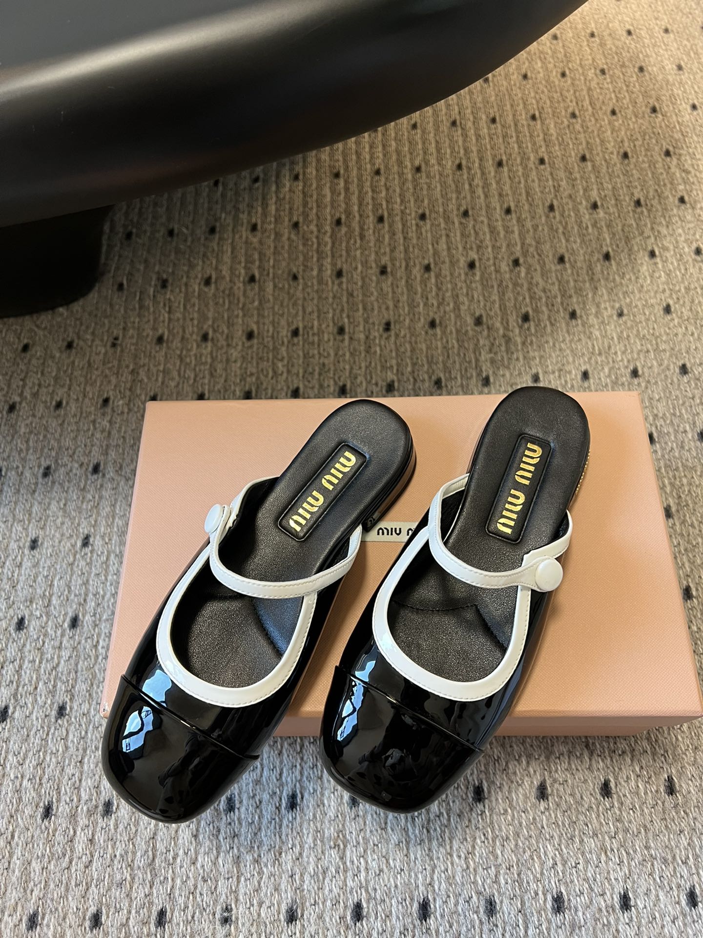 
Miu Mi* | 缪缪 ss早春新品钮扣粗跟玛丽珍半拖

专柜主打最新走秀款 蝴蝶结复古玛丽珍粗跟单