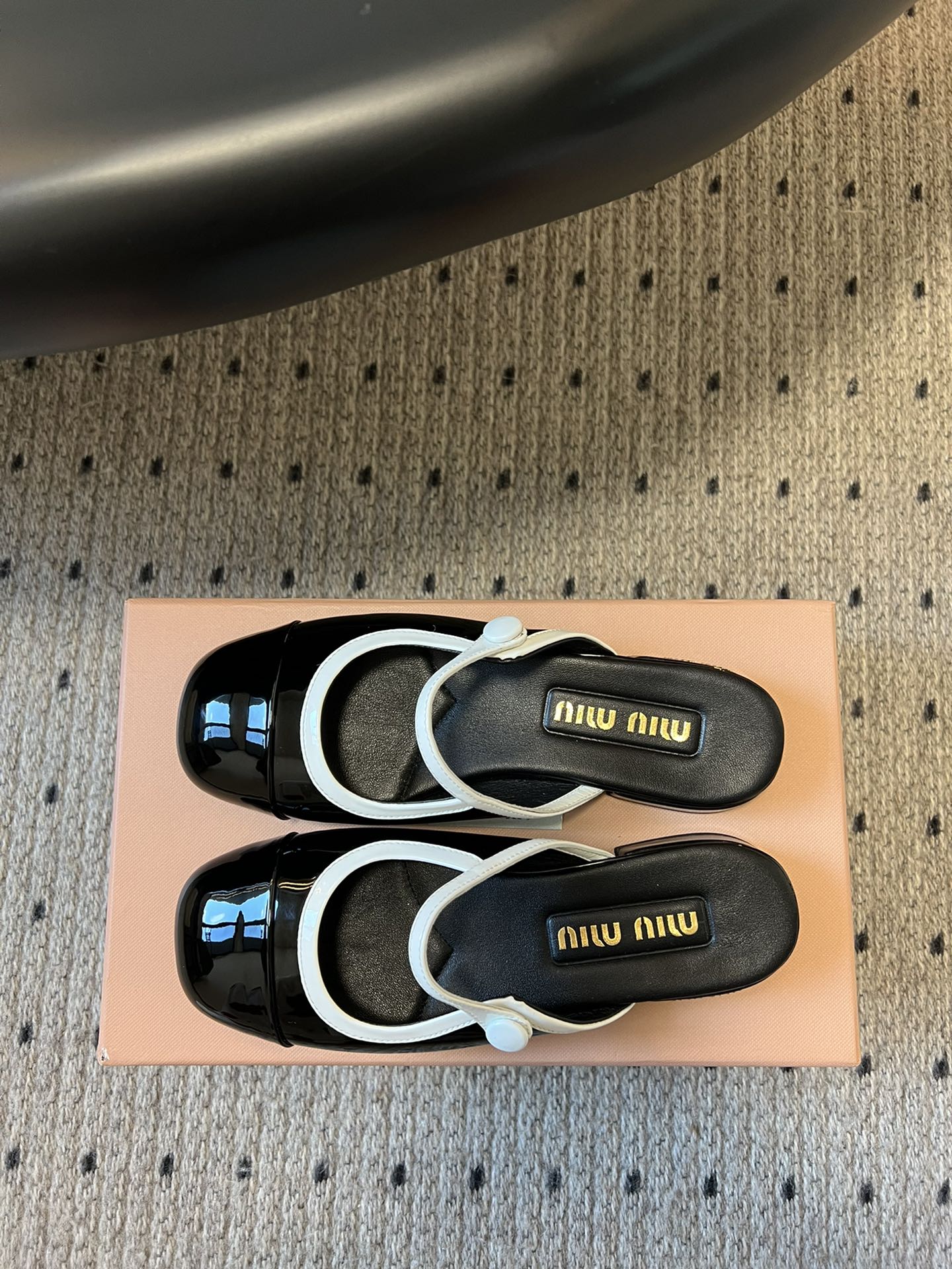 
Miu Mi* | 缪缪 ss早春新品钮扣粗跟玛丽珍半拖

专柜主打最新走秀款 蝴蝶结复古玛丽珍粗跟单